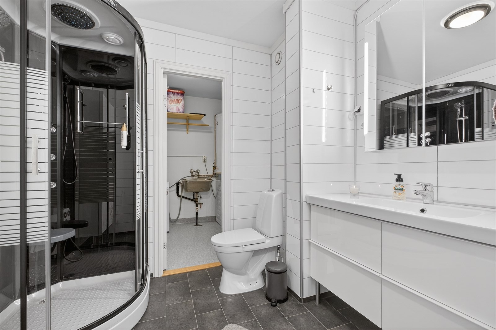 Videre fra baderommet kommer man inn i det praktiske vaskerommet Galleribilde