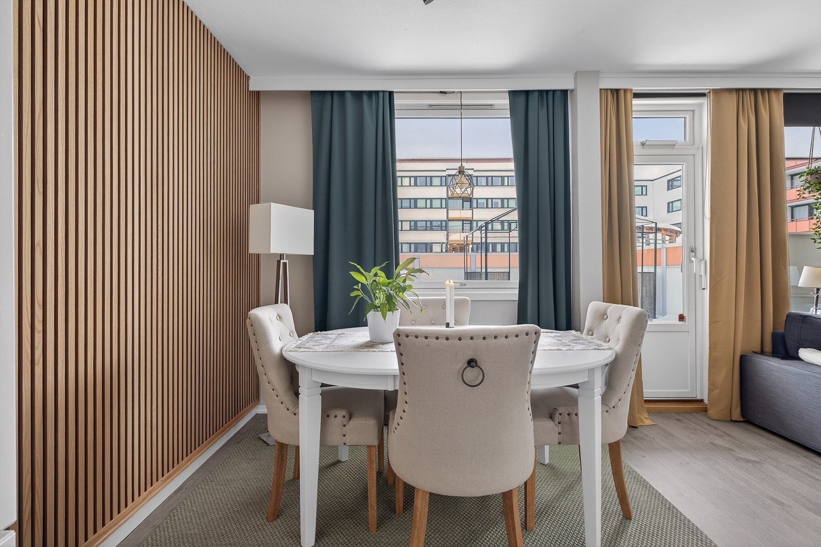 I sonen mellom stuen og kjøkkenet er det god plass til spisestue. Her er også deler av veggen oppgradert med flotte "spiler" som er en god kontrast! Galleribilde