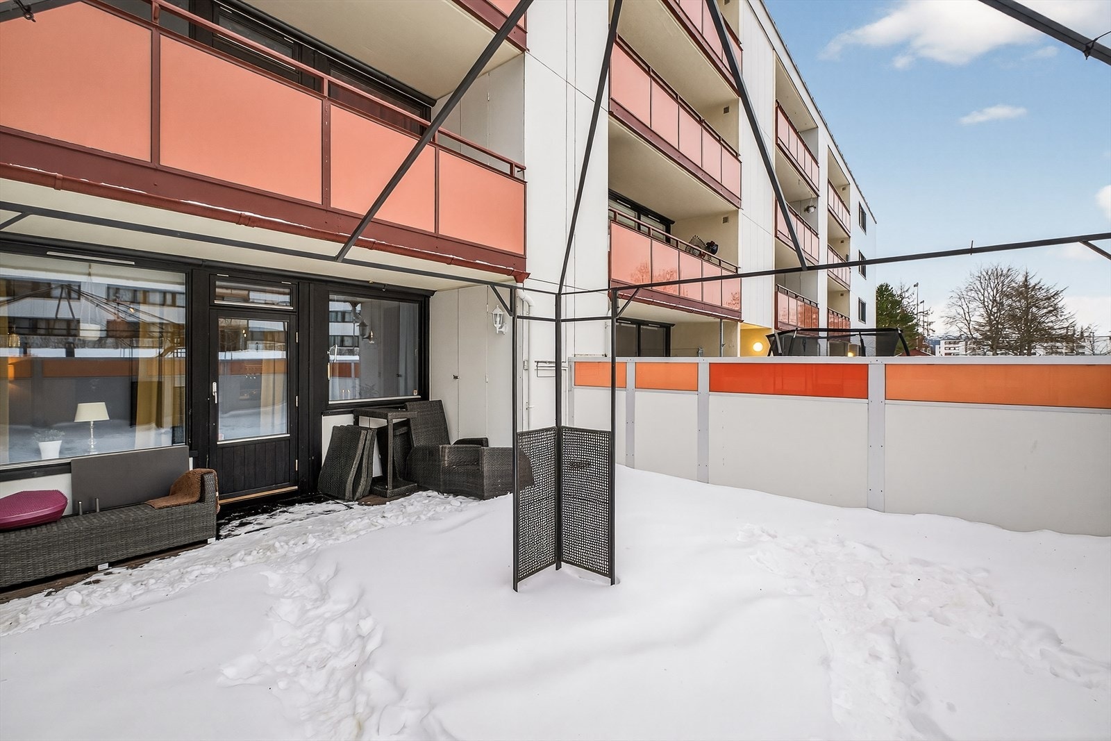 Terrassen er vendt mot vest som gir herlig solforhold! Galleribilde