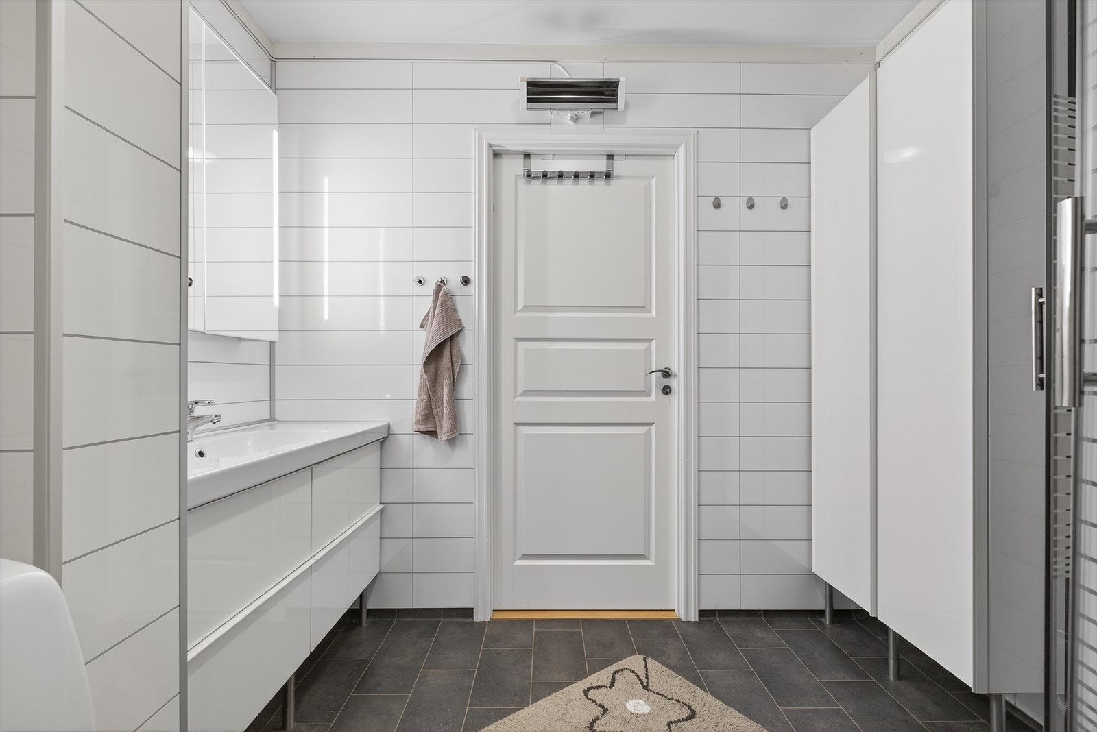 Badet er på romslige 5,2m². Stor servant og speil m/belysning, dusjkabinett og WC Galleribilde