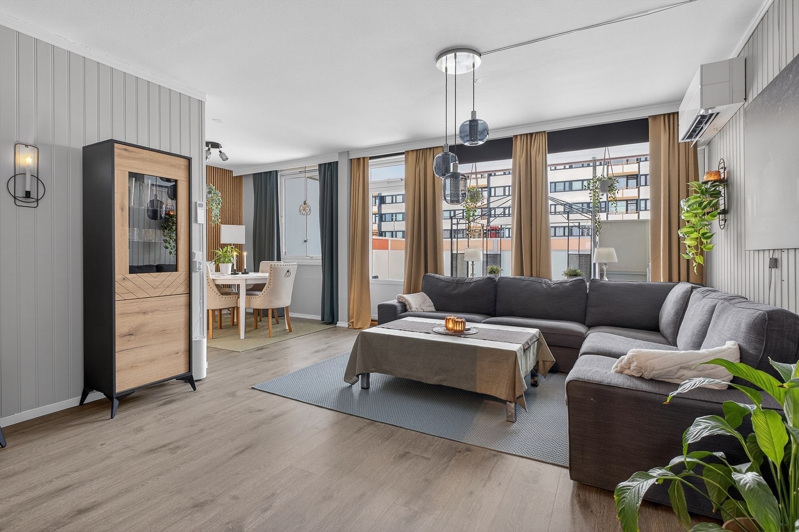 Velkommen til Saupstadringen 21B - en stilren og innbydende 3-roms leilighet med attraktiv beliggenhet i 1. etasje med terrasse på hele 39m² Foto: Michael Nøstvik Eid Galleribilde