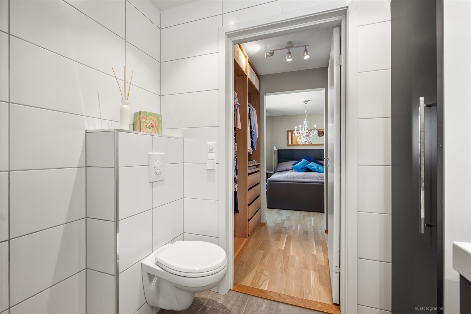 Delikat bad med adkomst fra soverom via walk in closet. Galleribilde