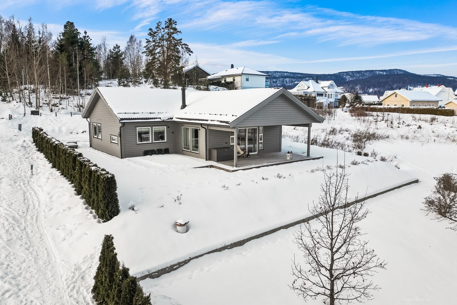 Her bor du i et etablert og barnevennlig boligområde, omgitt av stille gater, grønne friarealer og et inkluderende nærmiljø der barna kan vokse opp i trygge omgivelser. Galleribilde