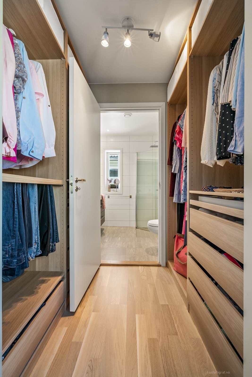 I tilknytning til rommet finnes walk-in closet løsning med rom for oppbevaring av klær og sko og tilliggende pent bad. Galleribilde