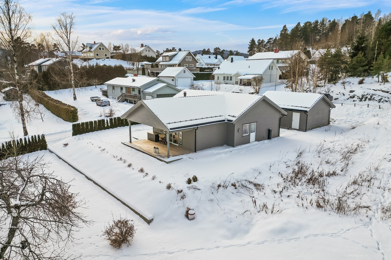 Eiendommen har adkomst via privat vei over gnr. 324 bnr. 94. Kjøper må påregne kostnader for vedlikehold og brøyting av privat vei. Galleribilde