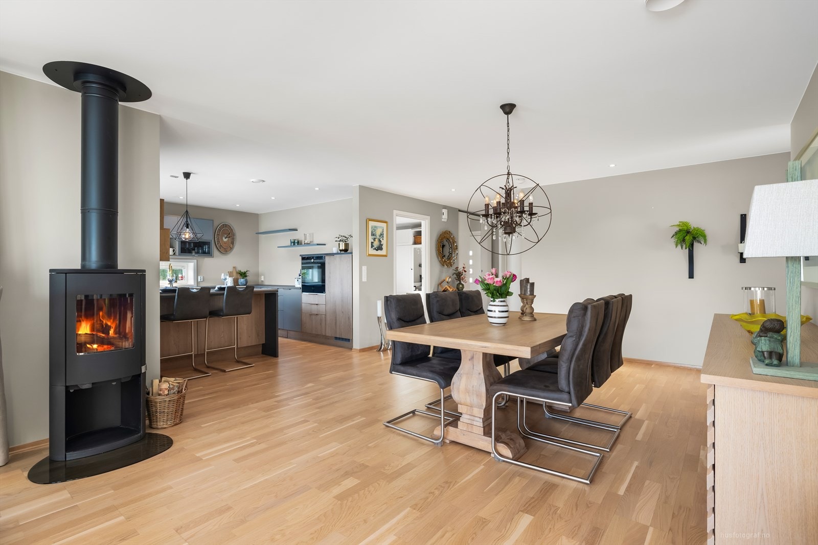 Blikkfanget i stuen er den koselige vedovnen som varmer godt ved litt kaldere kvelder. Galleribilde