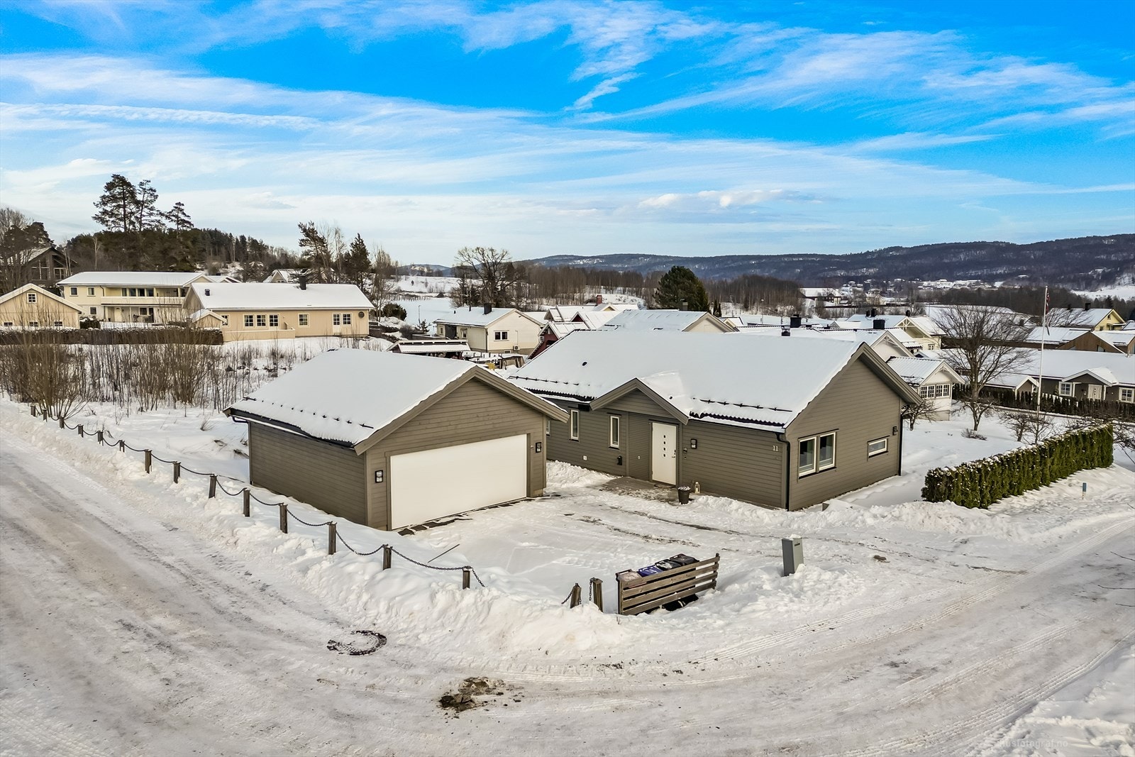 Parkering i egen dobbelgarasje og gårdsplass. Galleribilde