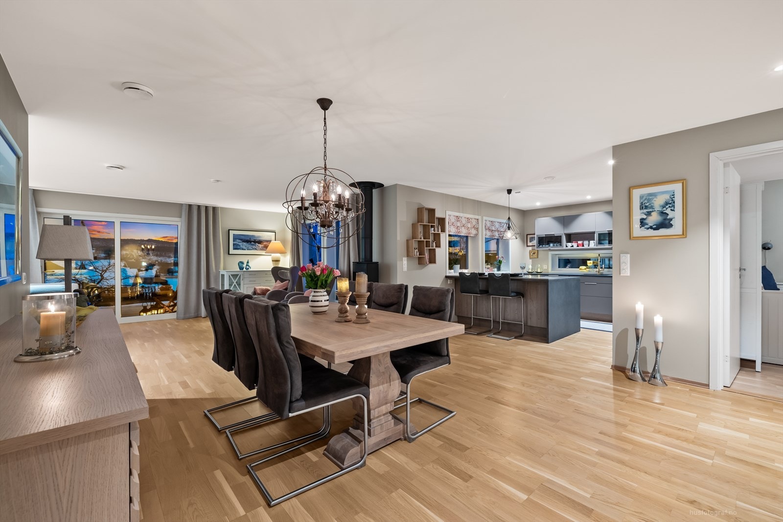 Boligen holder en gjennomgående høy standard på materialvalg og utførelse og har et tidsriktig og moderne uttrykk. Galleribilde