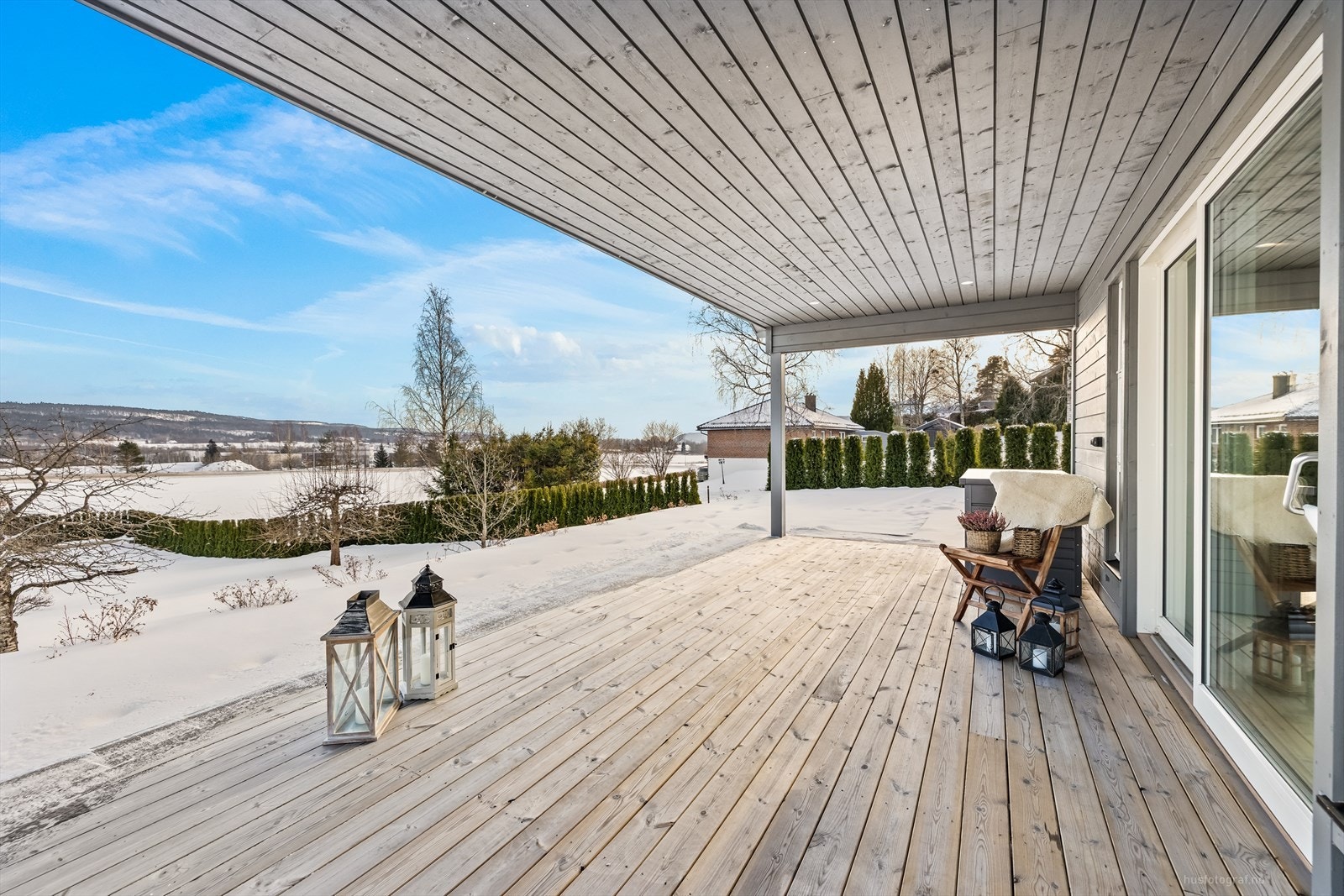 Tomten er opparbeidet med gressplen og pryd busker. Galleribilde