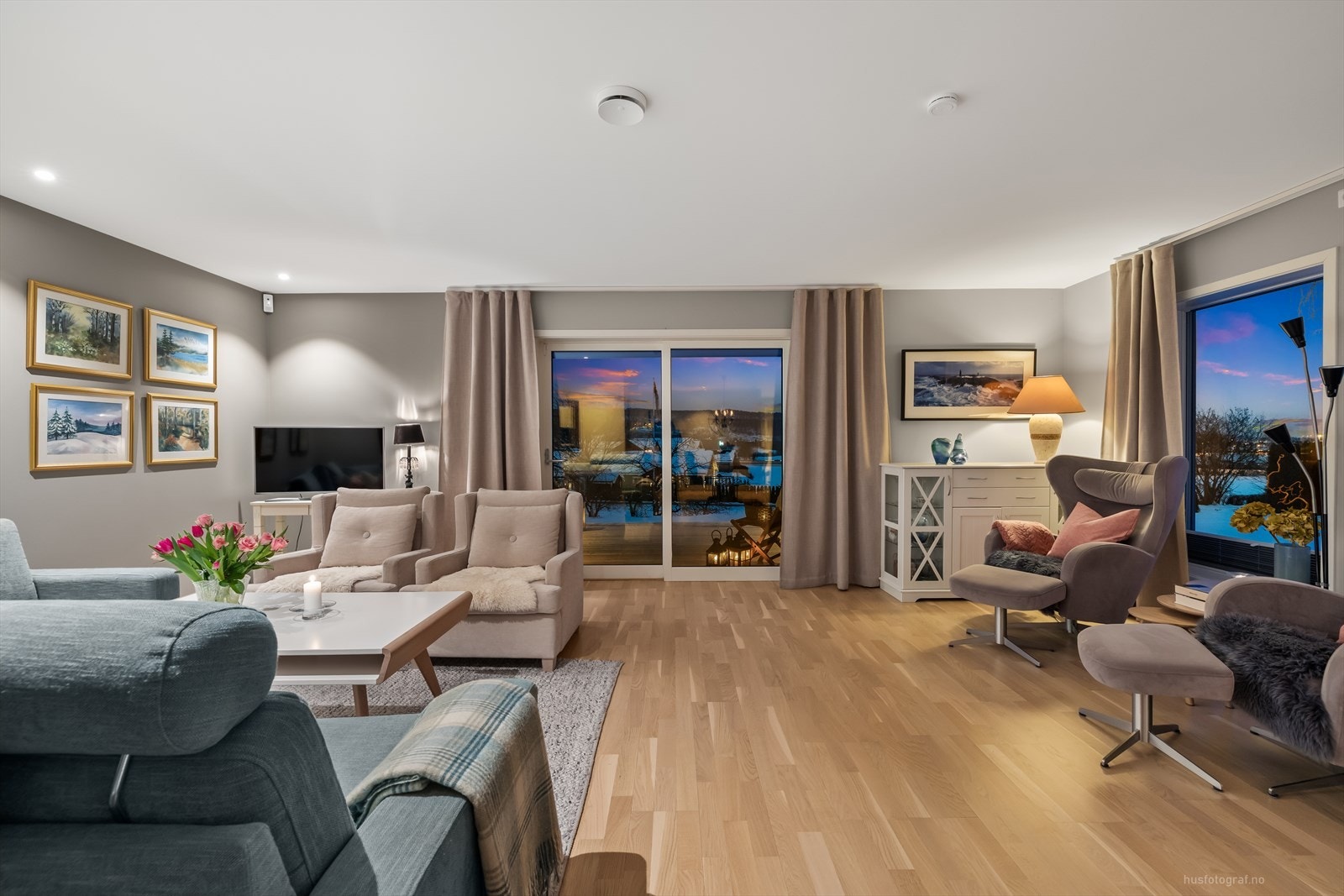 Stuen oppleves som hyggelig og varm. Galleribilde