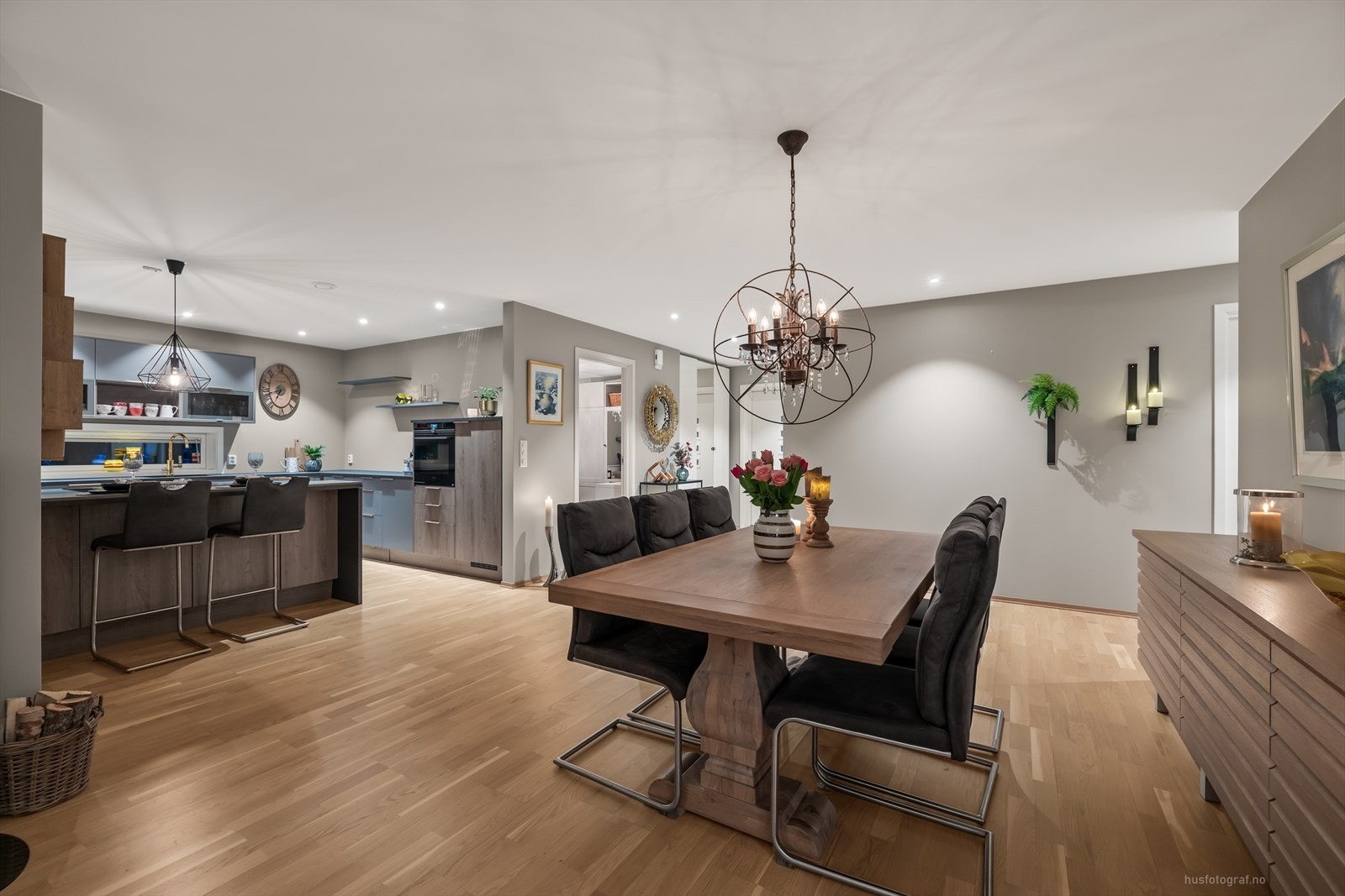 Kjøkkenet bærer et harmonisk samspill mellom eleganse og funksjonalitet. Galleribilde