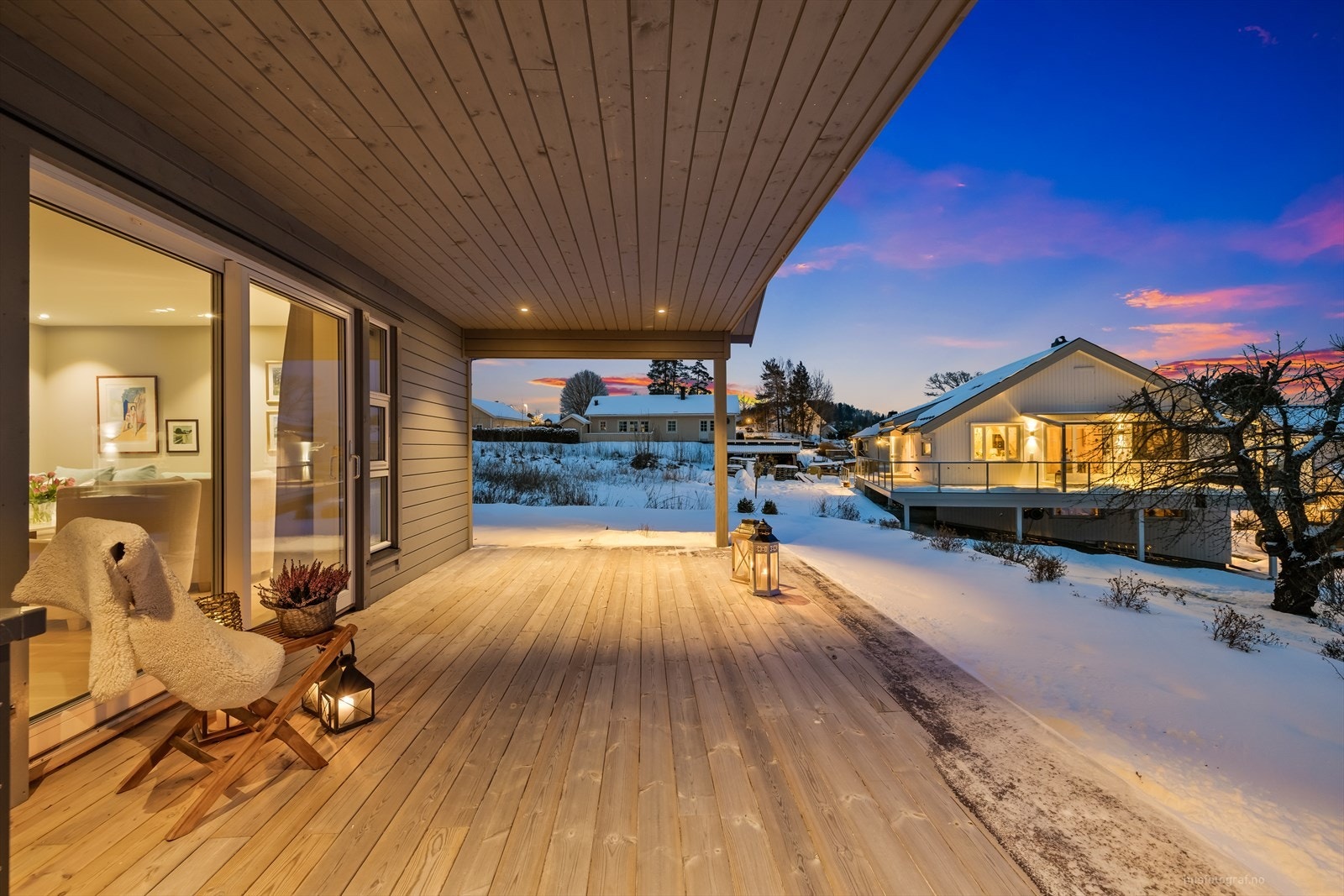 Eiendommen har en flott tomt, med uteområder som er pent opparbeidet. Galleribilde