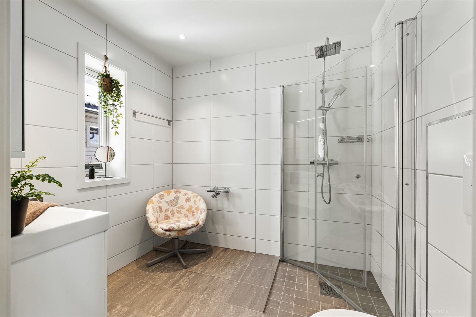 Dusj med innfellbare dusjvegger, dusjen er den regndusj som gir deg det lille ekstra på morgningen. Det er opplegg klart for å kunne sette inn et badekar om ønskelig. Rommet har elektriske varmekabler. Galleribilde