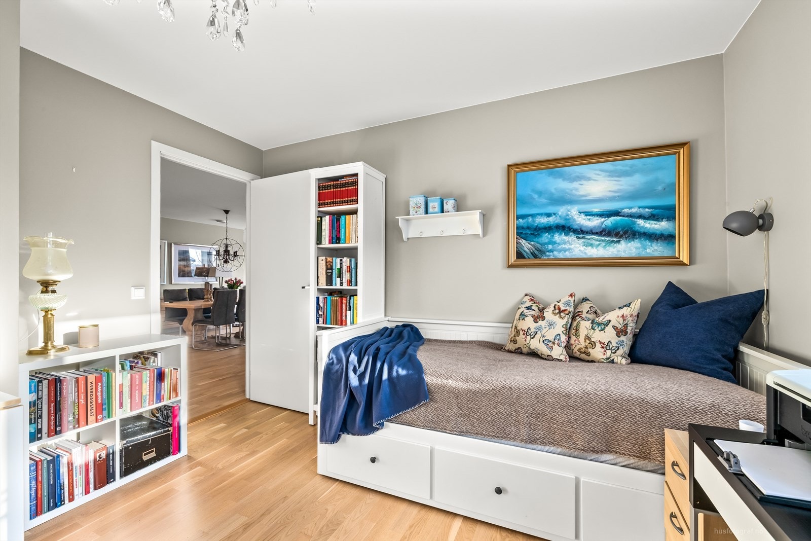 Soverom 2 er malt i moderne lyse farger og passer perfekt som gjesterom, barnerom og kontor eller det en selv måtte ønske. Galleribilde