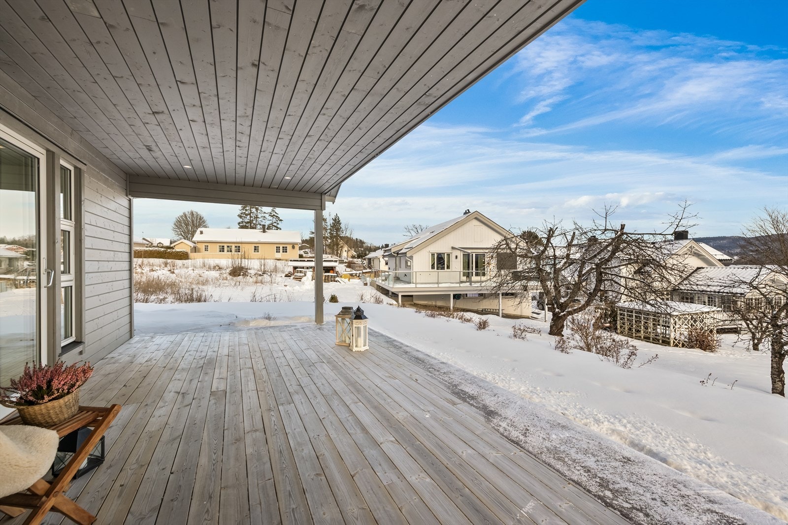 Den romslige uteplassen har en avslappende atmosfære, perfekt for avslapning, måltider utendørs eller sosiale sammenkomster. Galleribilde