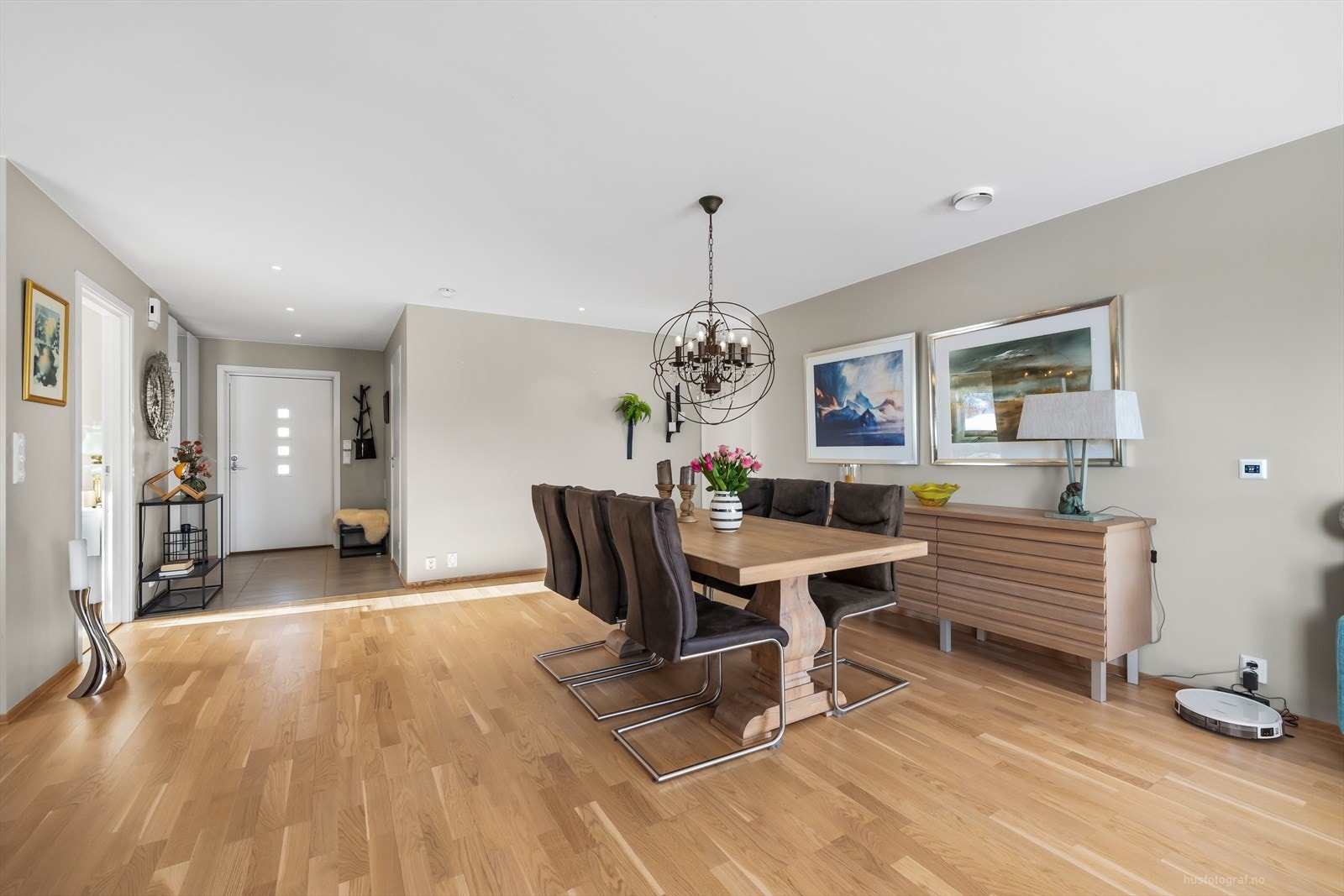 Spisestue med rom for et større spisebord, der en kan invitere flere gjester. Galleribilde