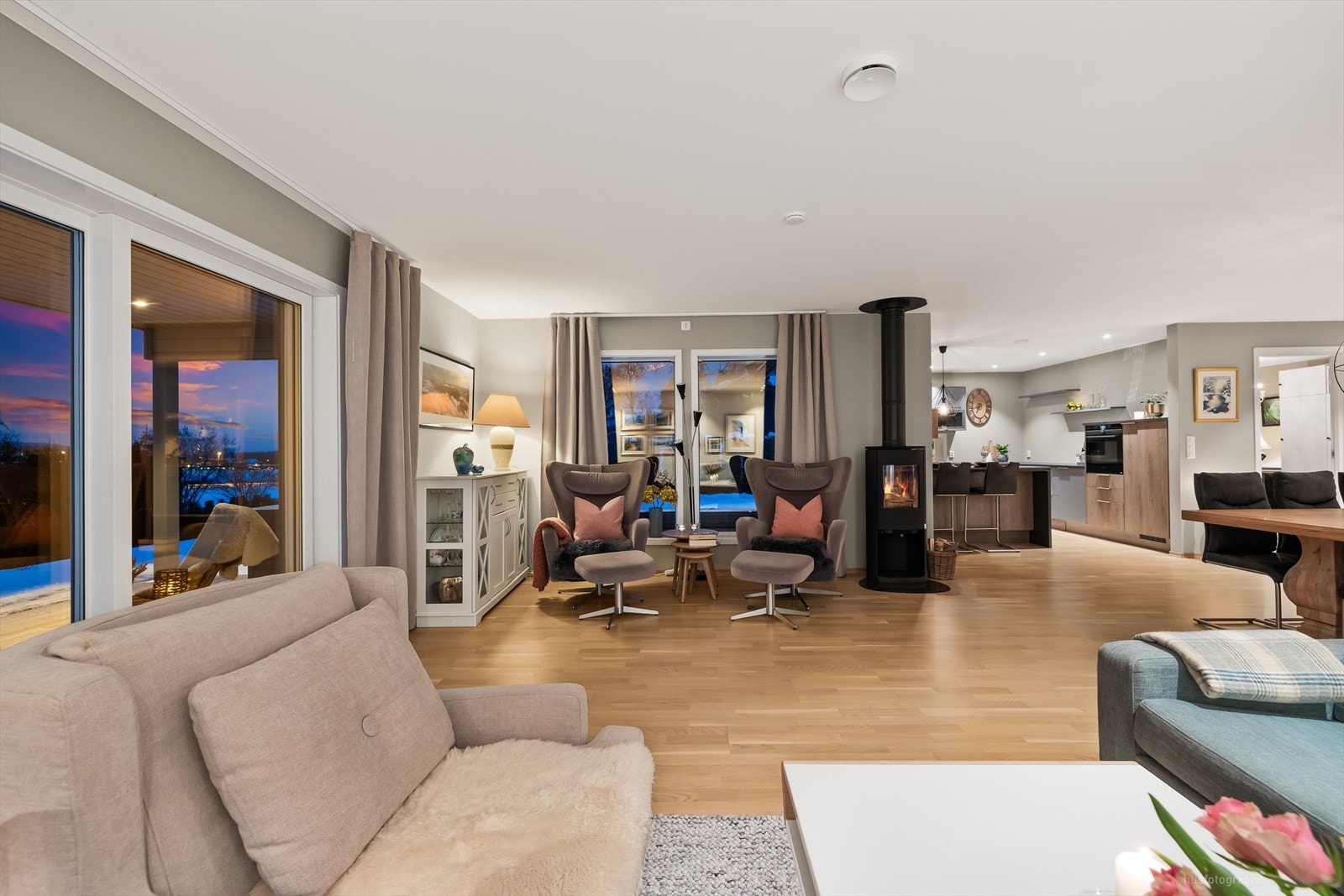 Store vindusflater som gir mye naturlig lys inn. Galleribilde