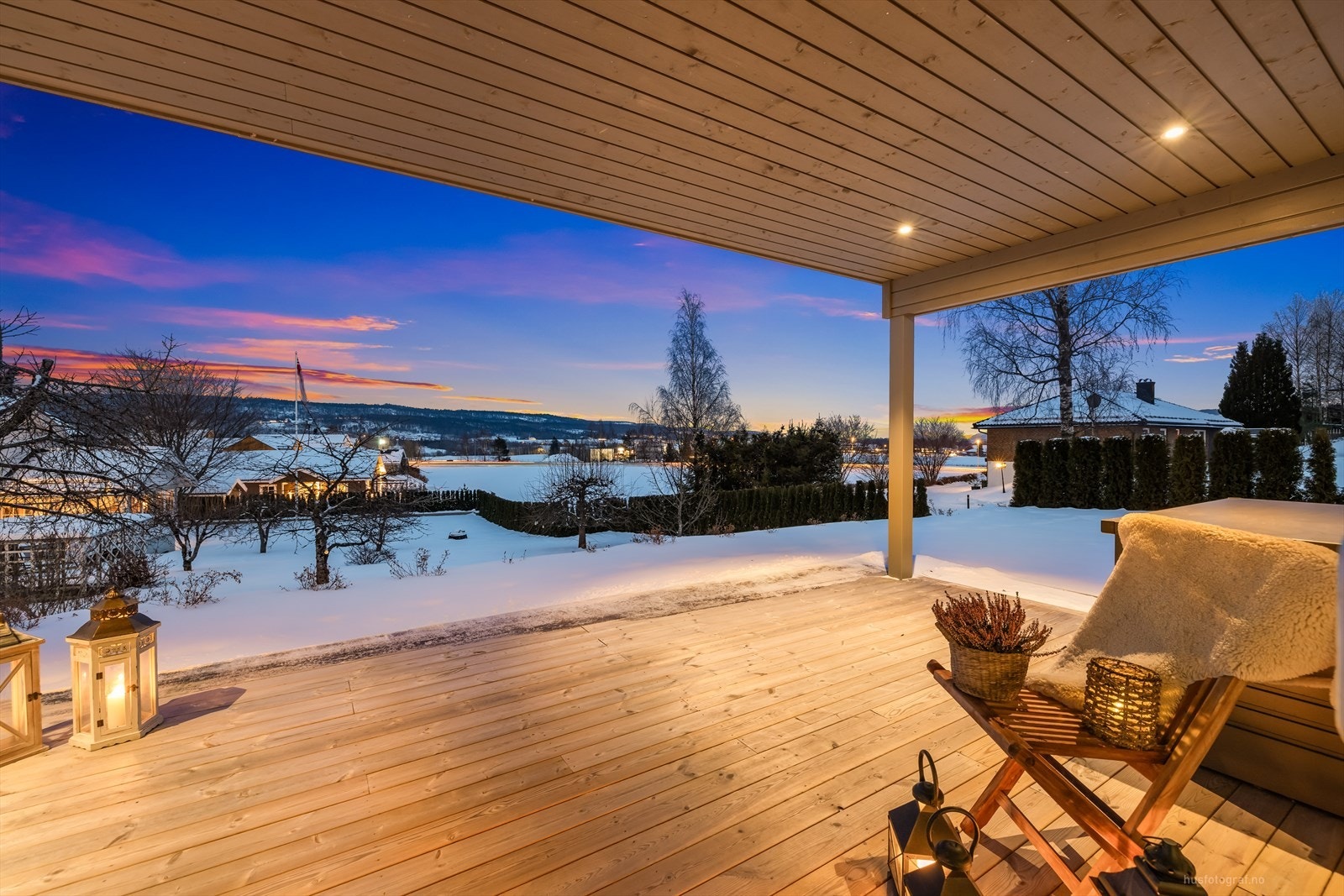 Terrasse på 53 m2, terrassen og utearealene kan møbleres med flere møbleringssoner der en kan invitere hele vennegjengen til en uforglemmelig sommerkveld. Galleribilde