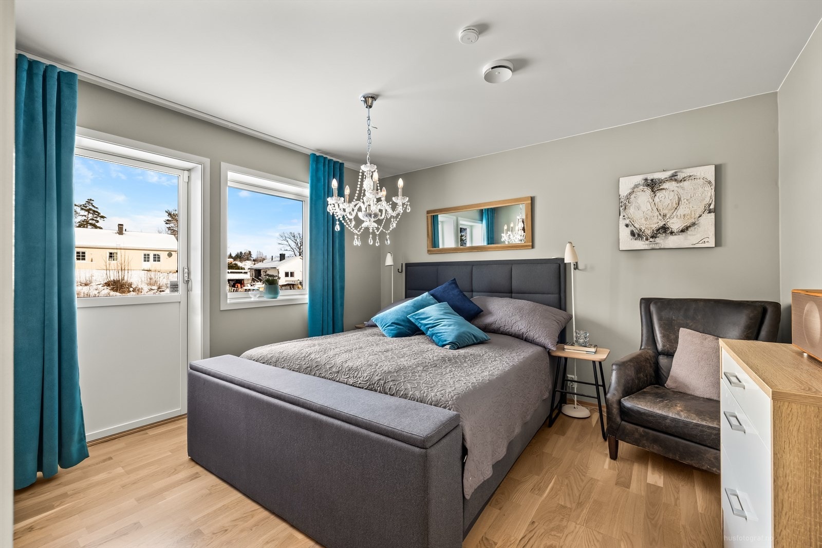 Hovedsoverommet har suiteløsning med direkte utgang ut på terrassen. Galleribilde