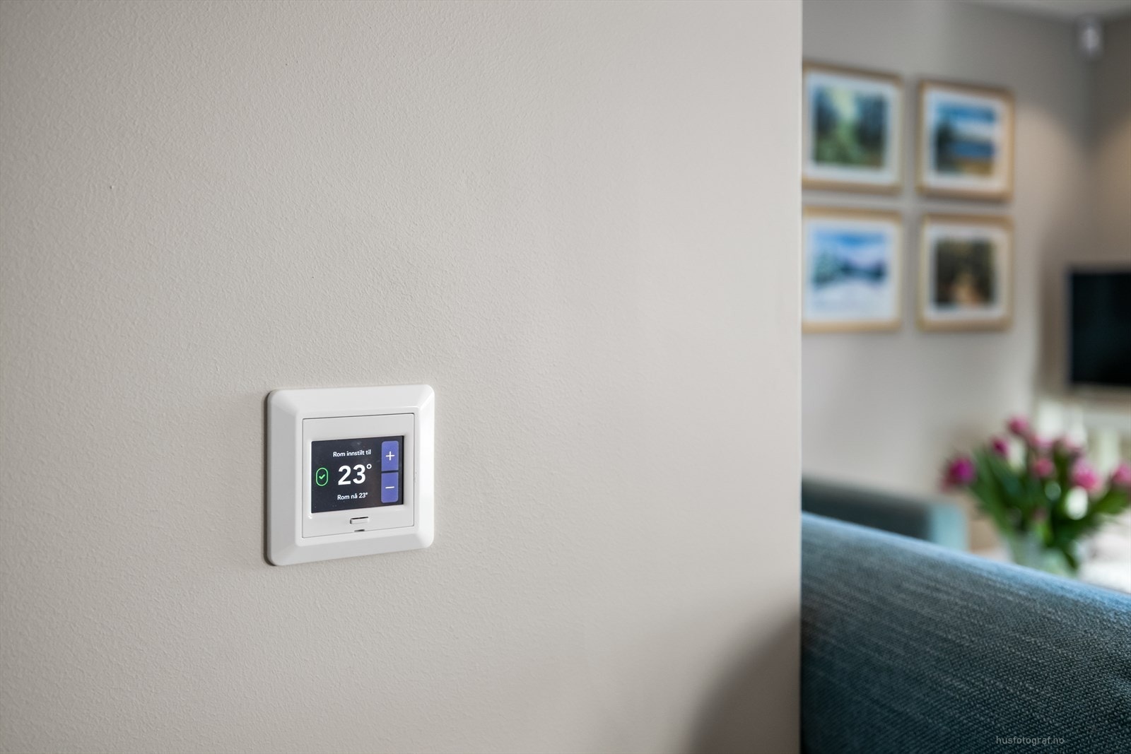 Smarthusstyring for styring av elektrisk gulvvarme i alle rom bortsett fra to soverom og gang/garderobe. Elanlegget er kontrollert i 2025. Galleribilde