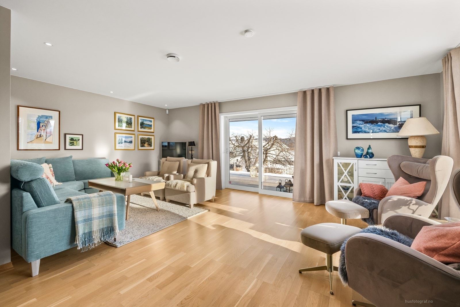 Det er muligheter for å møblere med flere sittegrupper i stuen. Galleribilde