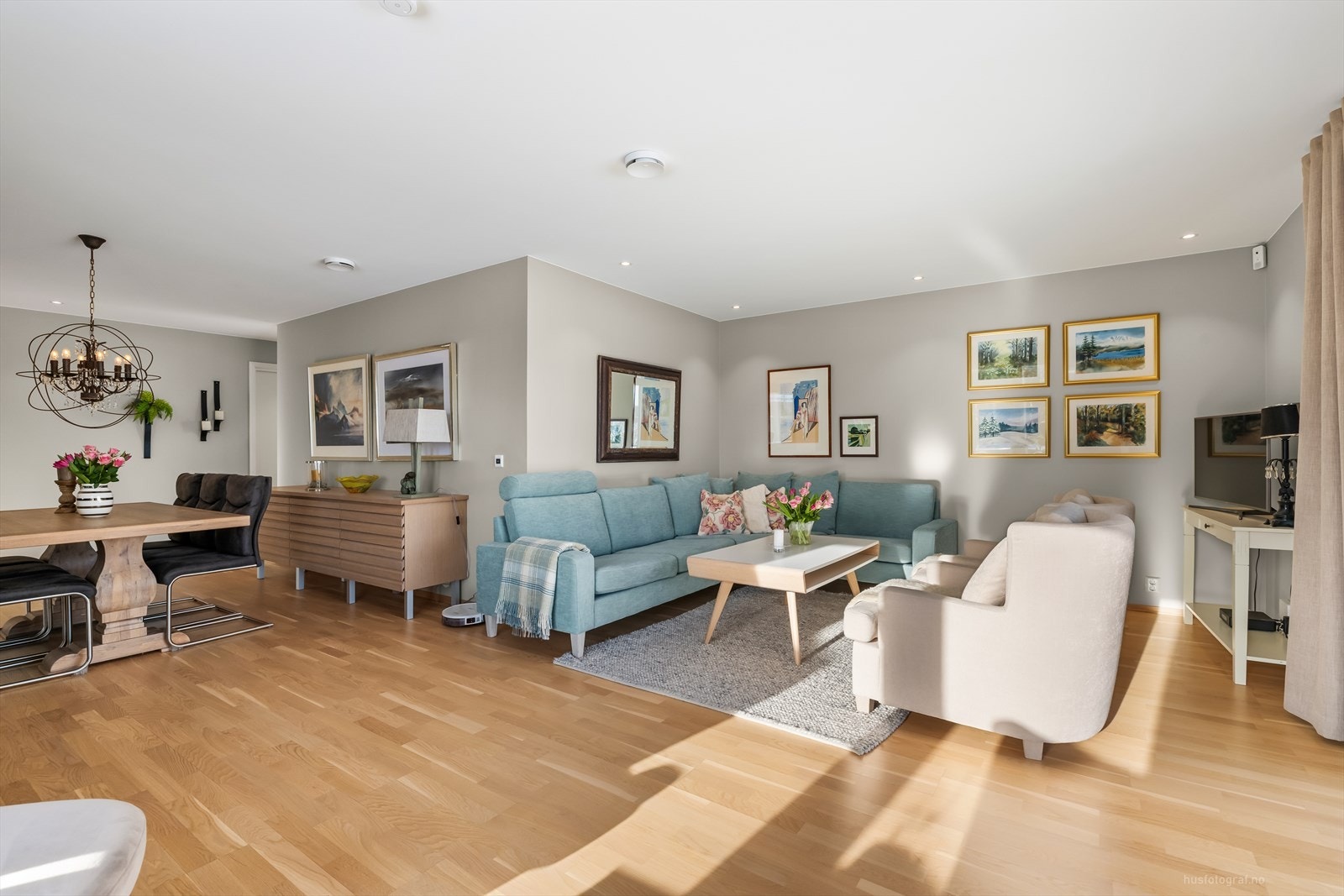 Stuen har dimbare downlights i tak og varme i gulv. Galleribilde