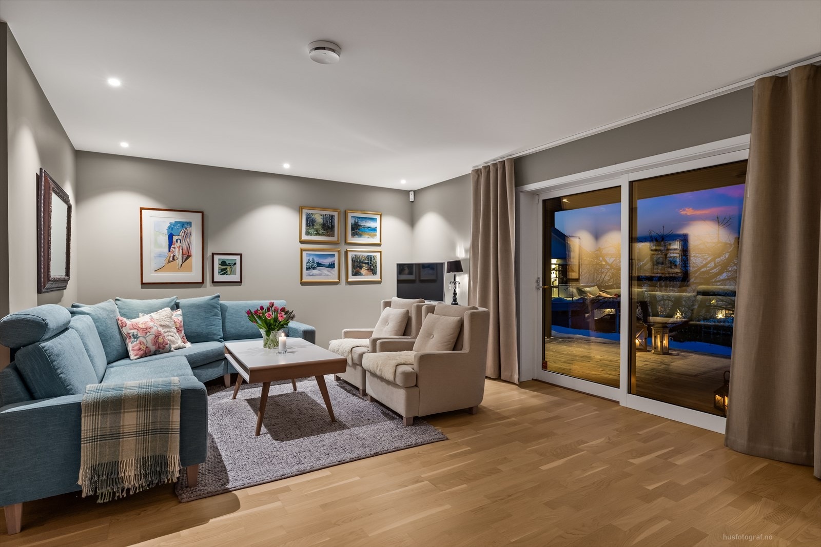 Kveldsstemning i stuen. Galleribilde