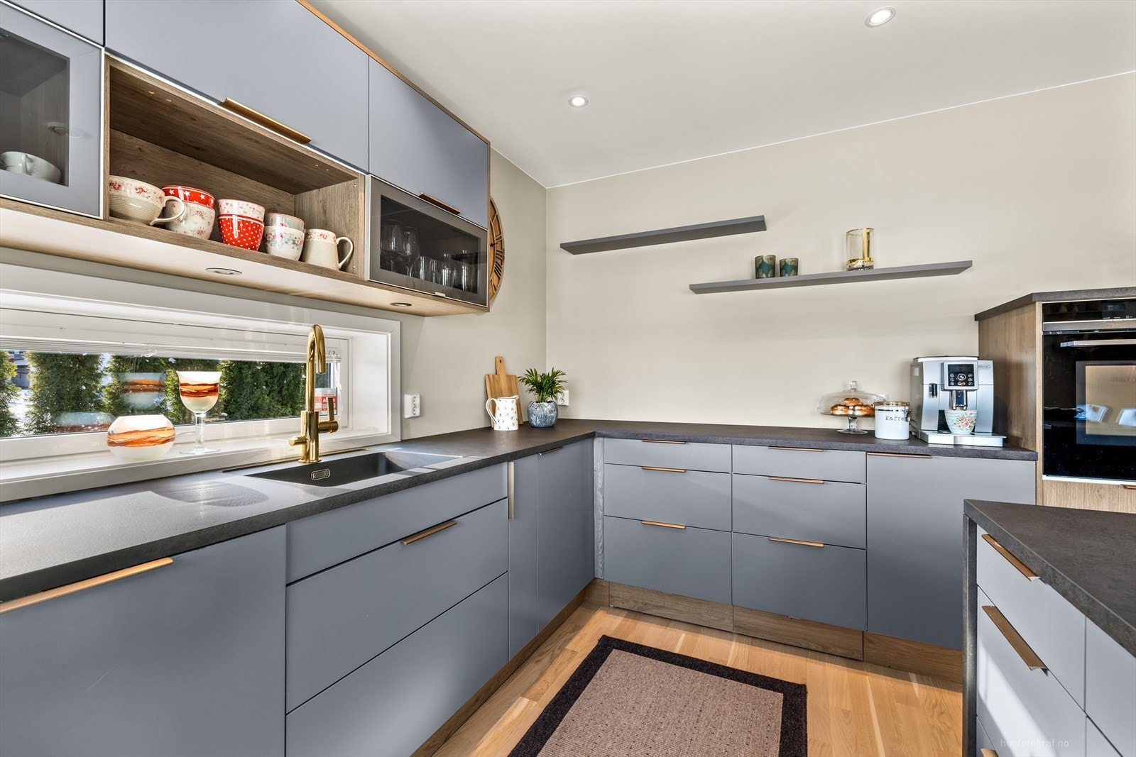 Kjøkkenet er fra Norema og har innredning med glatte fronter og benkeplaten er av laminat. Galleribilde