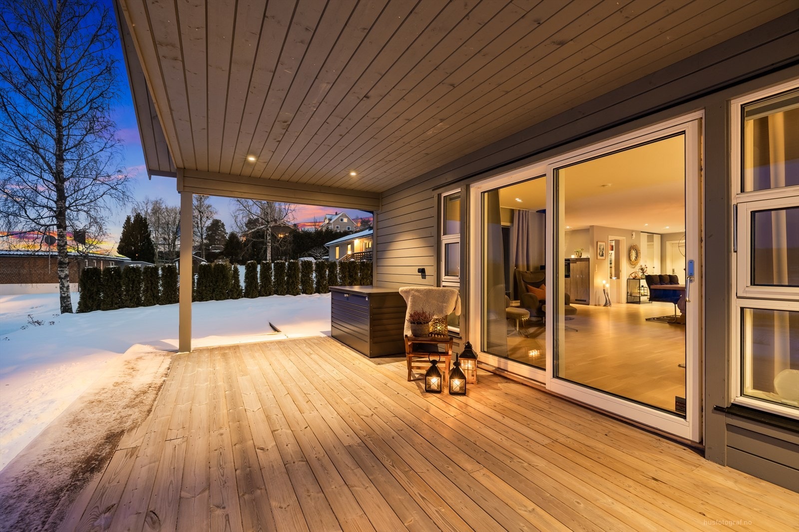 Fra tv-stuen er det direkte utgang til en hyggelig terasseplatting med god plass til utemøbler. Galleribilde