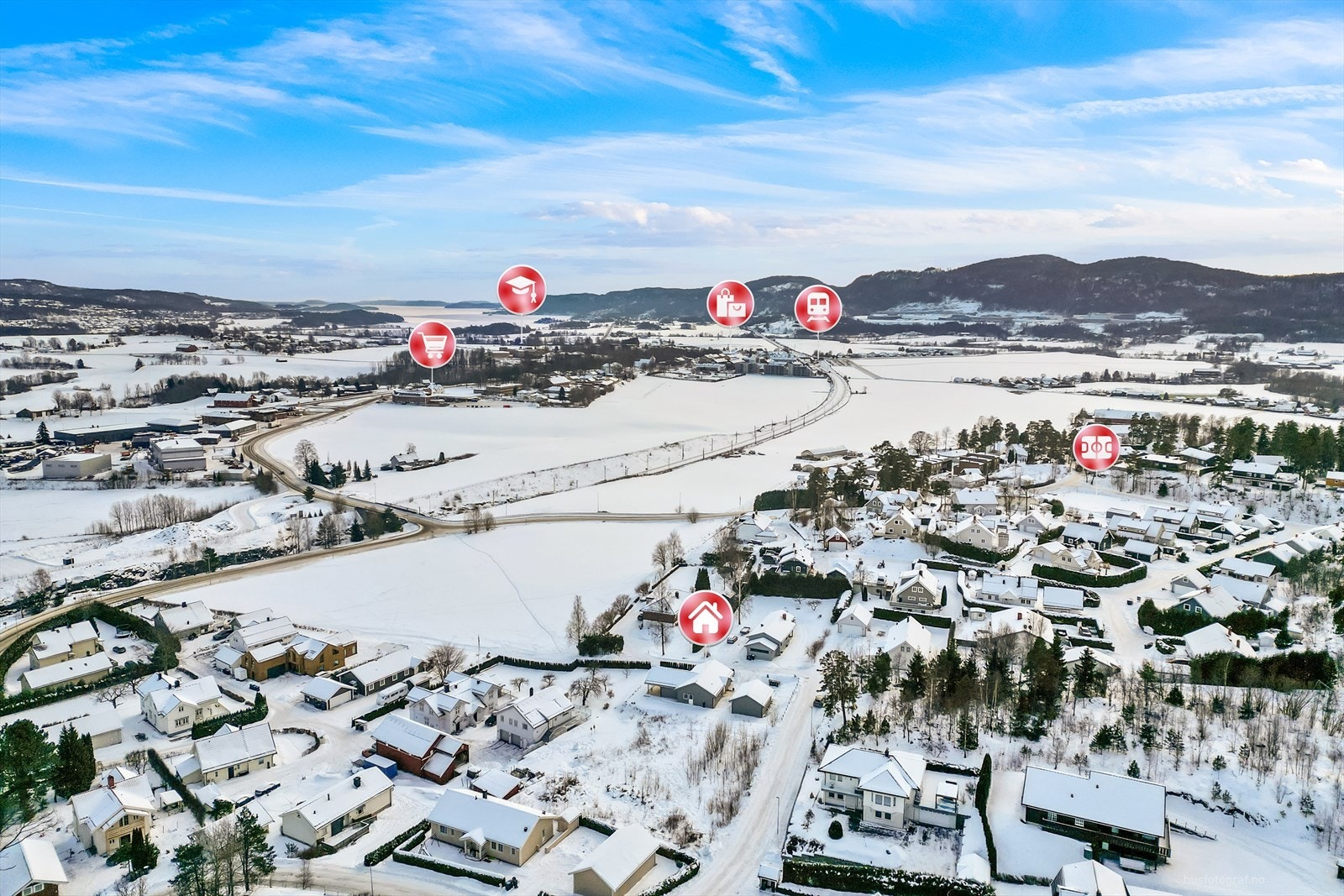Med kort vei til barnehager, skoler og fritidsaktiviteter blir logistikken i hverdagen enkel. Nabolaget har gode lekeplasser, flotte turstier og friområder hvor små og store kan utforske naturen, sommer som vinter. Galleribilde