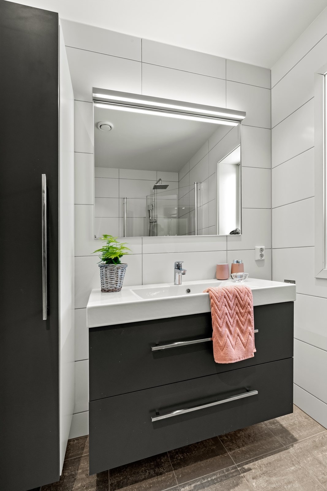 Speil over servant med integrert LED-lys for det perfekte speilbildet. Galleribilde