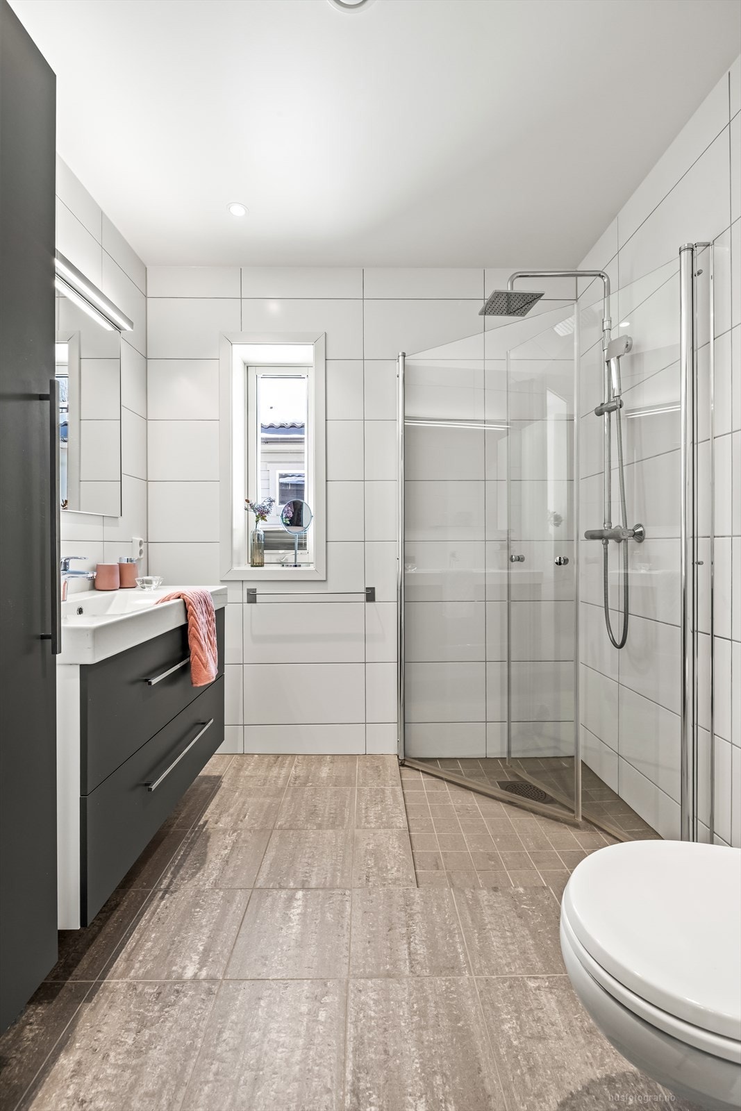 Vegghengt toalett og dusjnisje med glassdør. Galleribilde