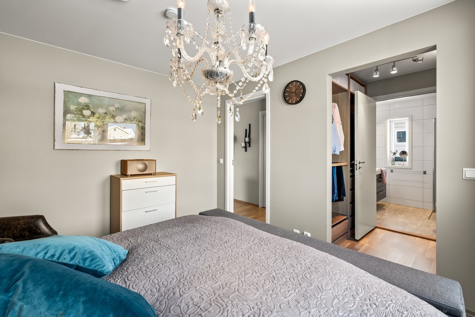 Soverommet har god plass til dobbeltseng med tilhørende nattbord. Galleribilde