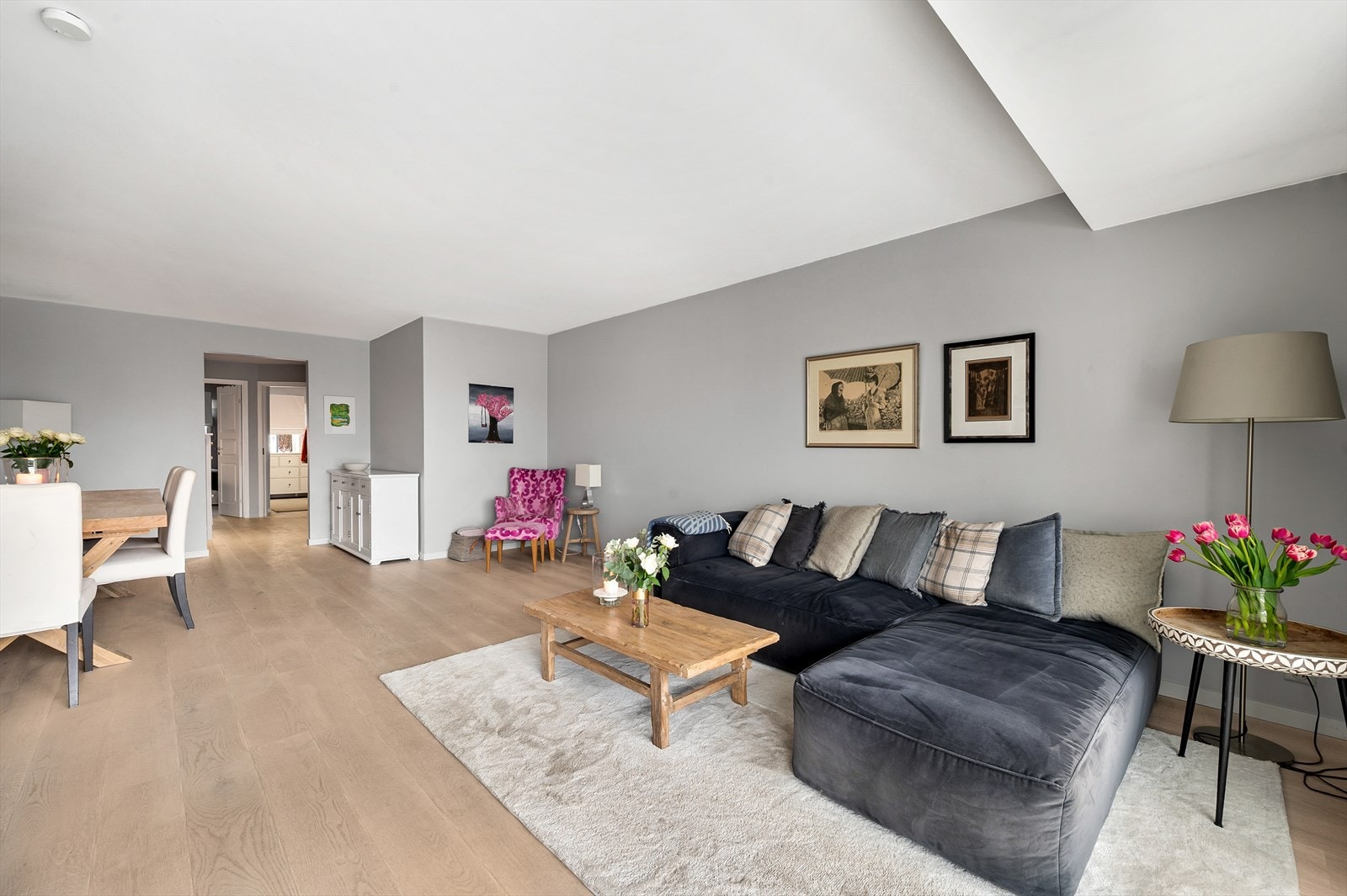 Gode møbleringsmuligheter for sofagruppe samt medie- og oppbevaringsmøblement Galleribilde