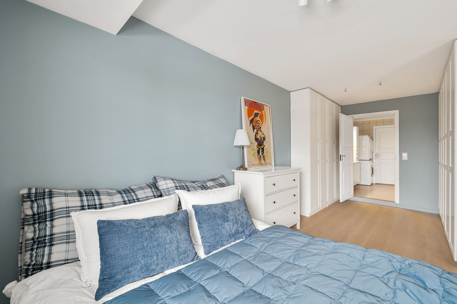 Det er plass til dobbeltseng og tilhørende nattbord Galleribilde