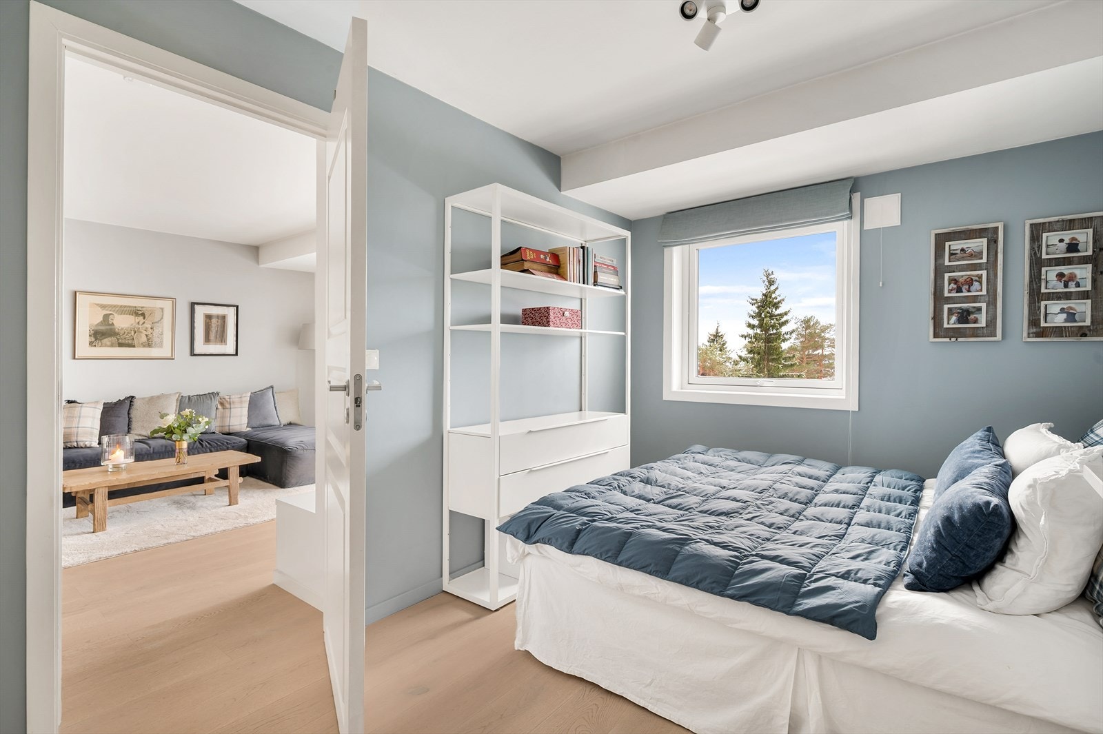 Med adkomst fra stuen har man hovedsoverommet Galleribilde