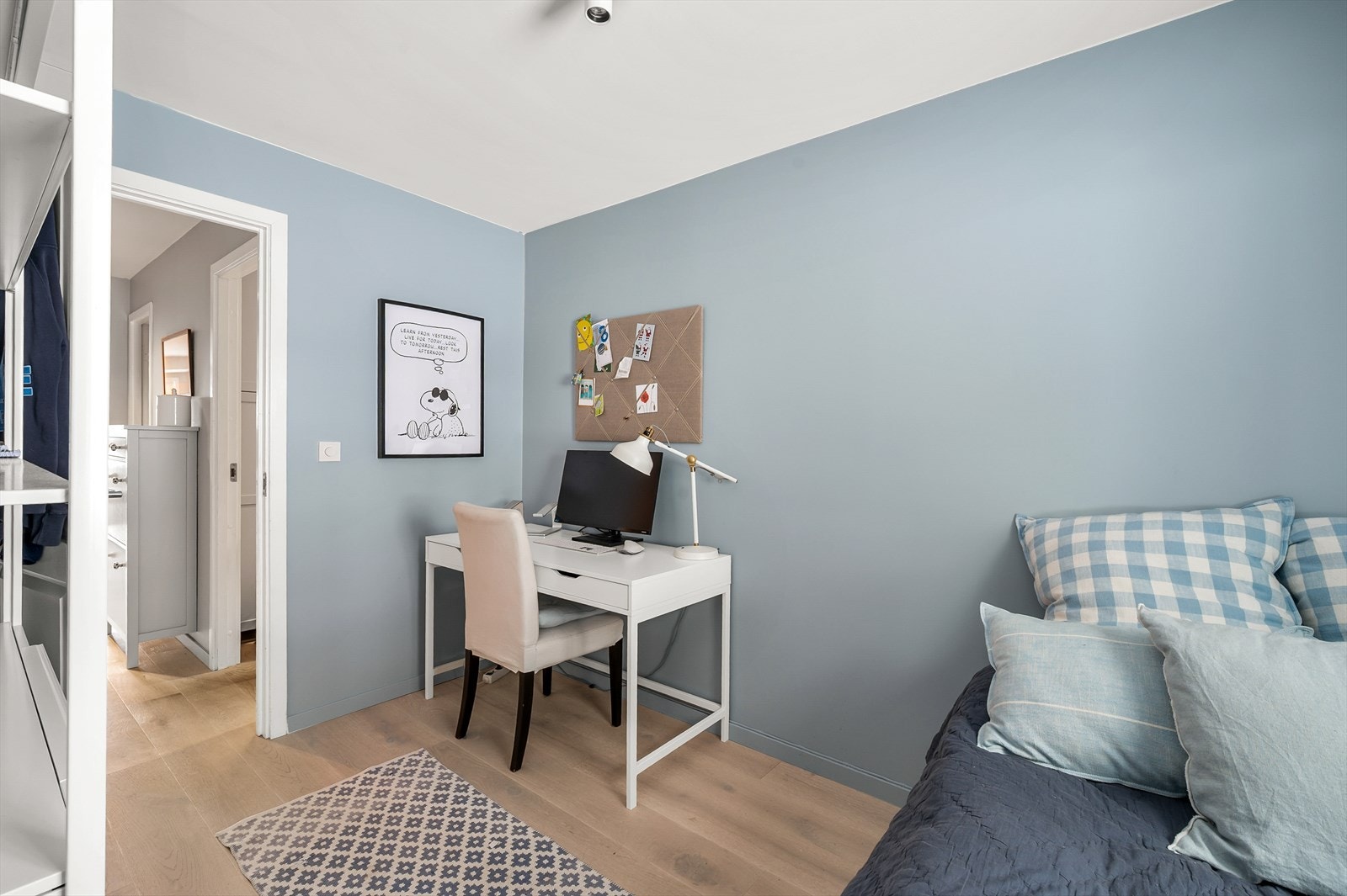 Rommet har parkett på gulv og vegger som er malt i varme, lune toner Galleribilde