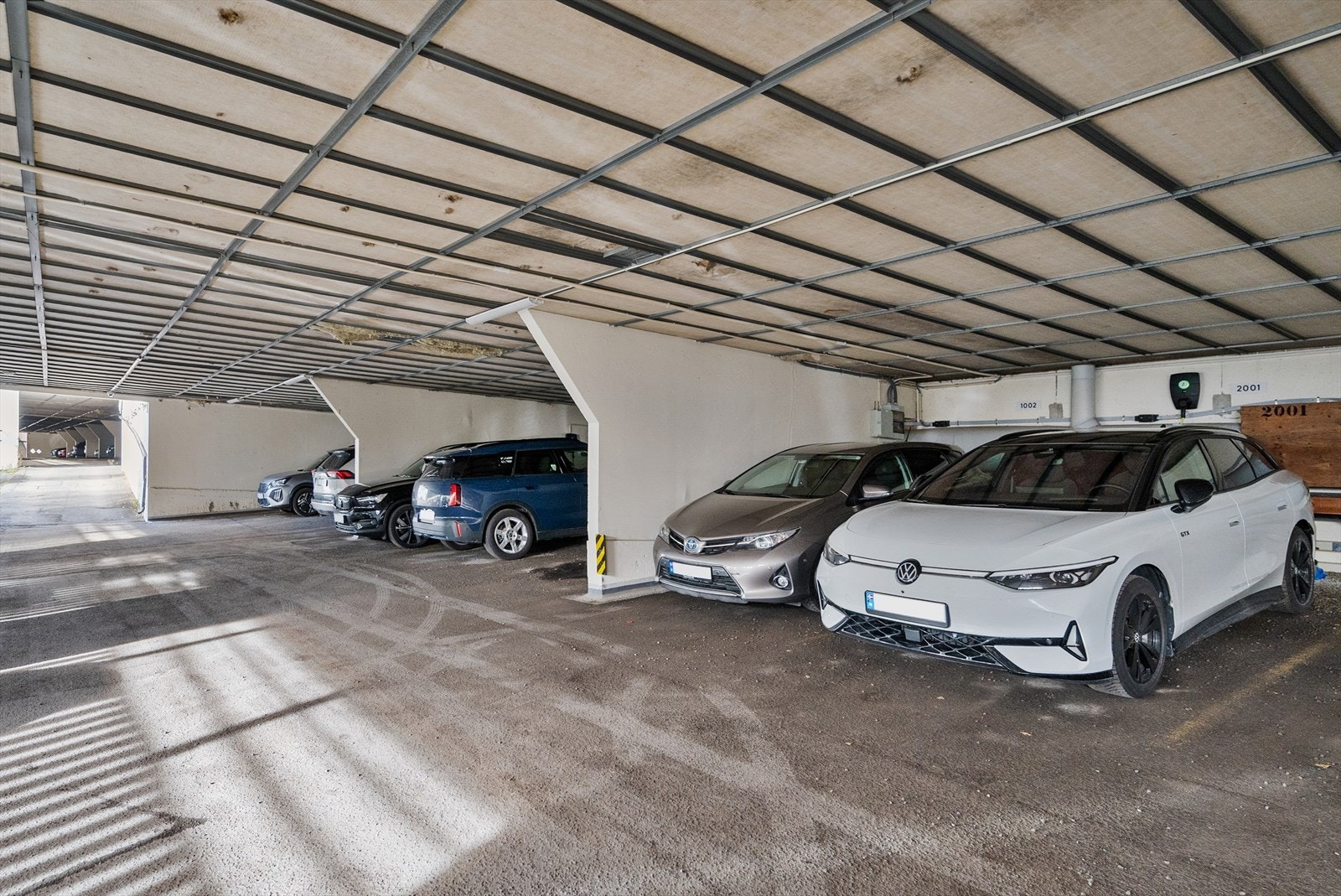 Det medfølger egen parkeringsplass med ladeboks for elbil Galleribilde