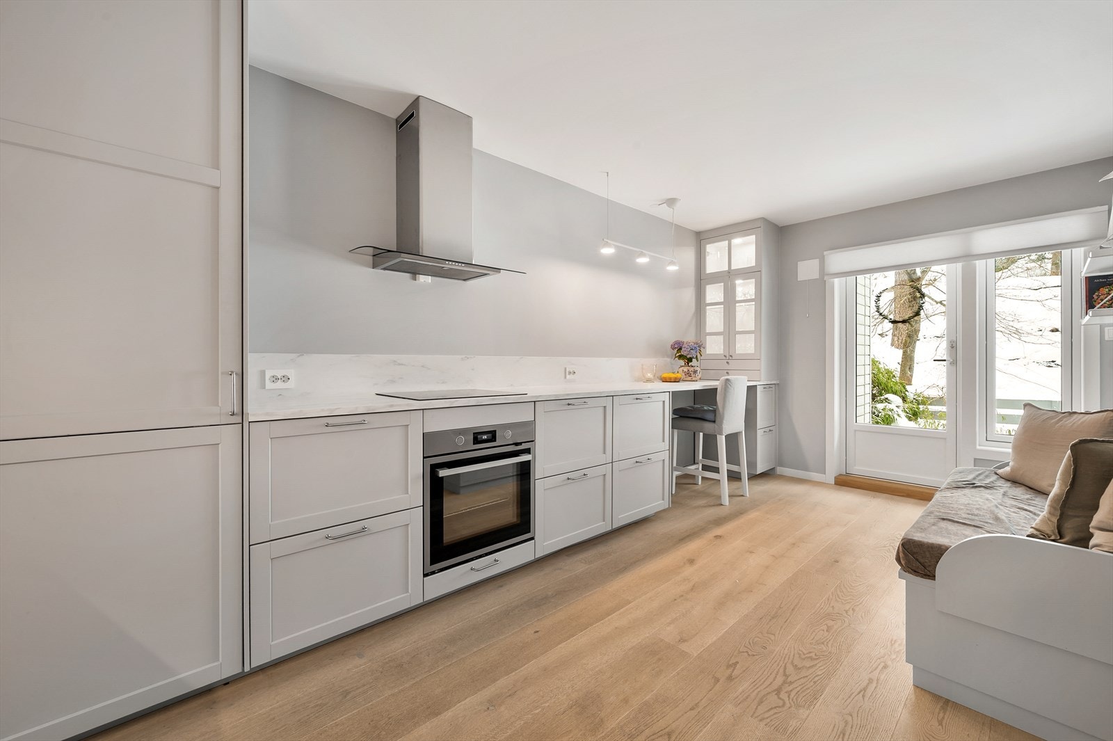 Dette er et funksjonelt og sosialt kjøkken som inviterer til både hverdagsbruk og hyggelige sammenkomster. Det er adkomst til eget hage Galleribilde