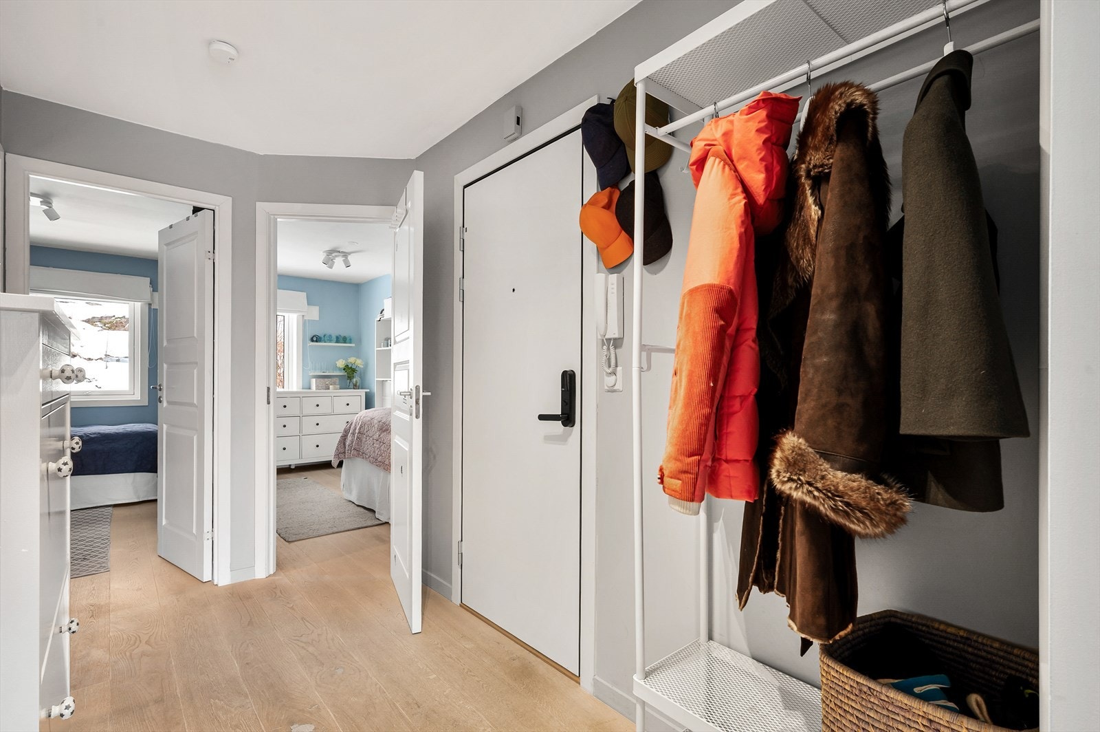 Entré med god plass til å henge fra seg yttertøy Galleribilde