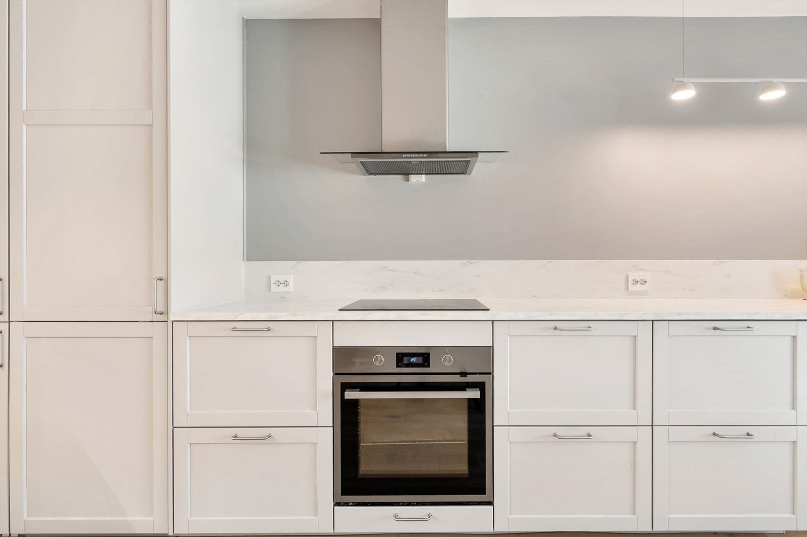 Kjøkkenet har integrert oppvaskmaskin, komfyr, induksjonstopp og kjøle-/fryseskap Galleribilde