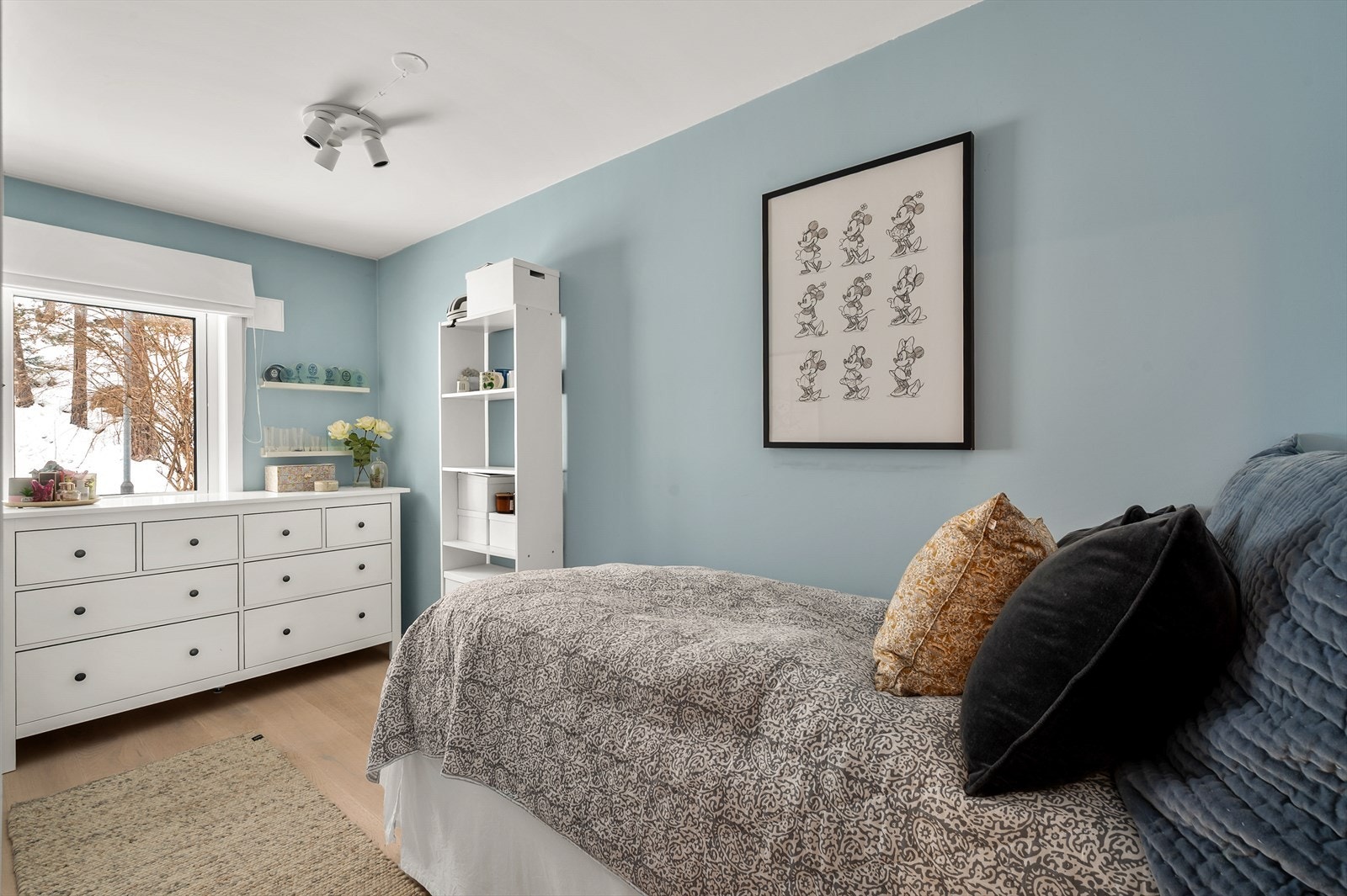 Soverom 3 har plass til seng og tilhørende nattbord Galleribilde