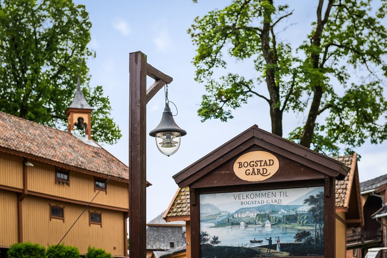 Ved Bogstadvannet ligger Bogstad gård med kafé, butikker, museum og flere hyggelige tilbud for de yngste Galleribilde