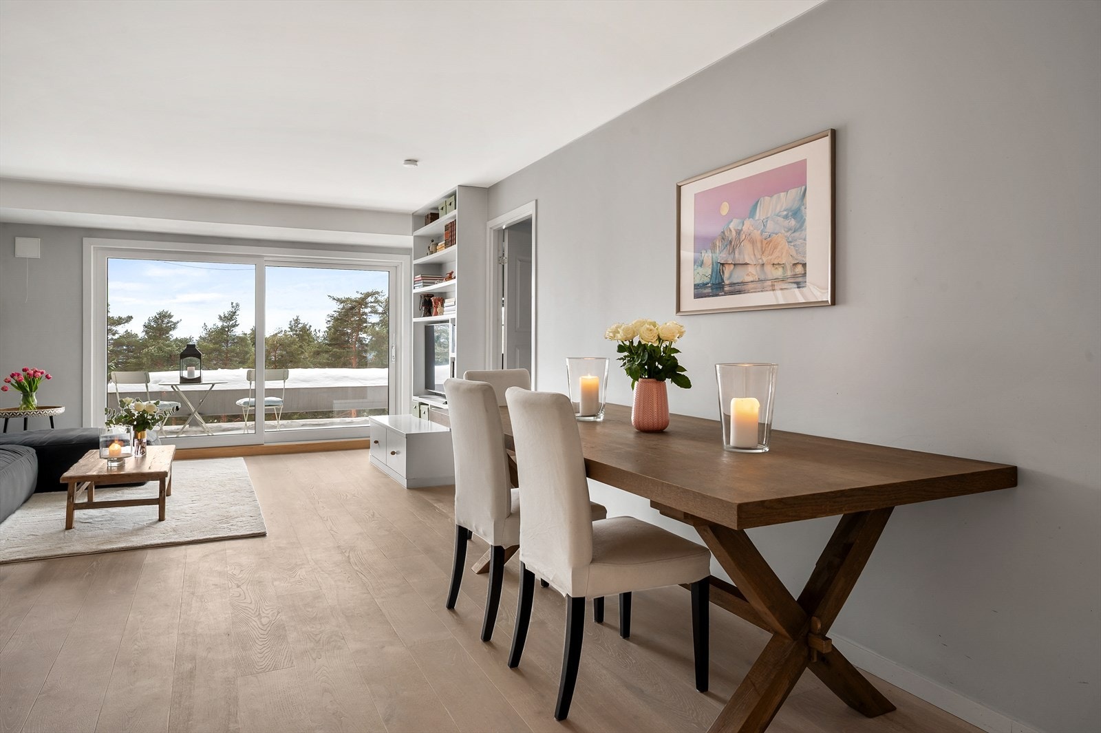 Det er god plass til en hyggelig spisegruppe i rommet Galleribilde