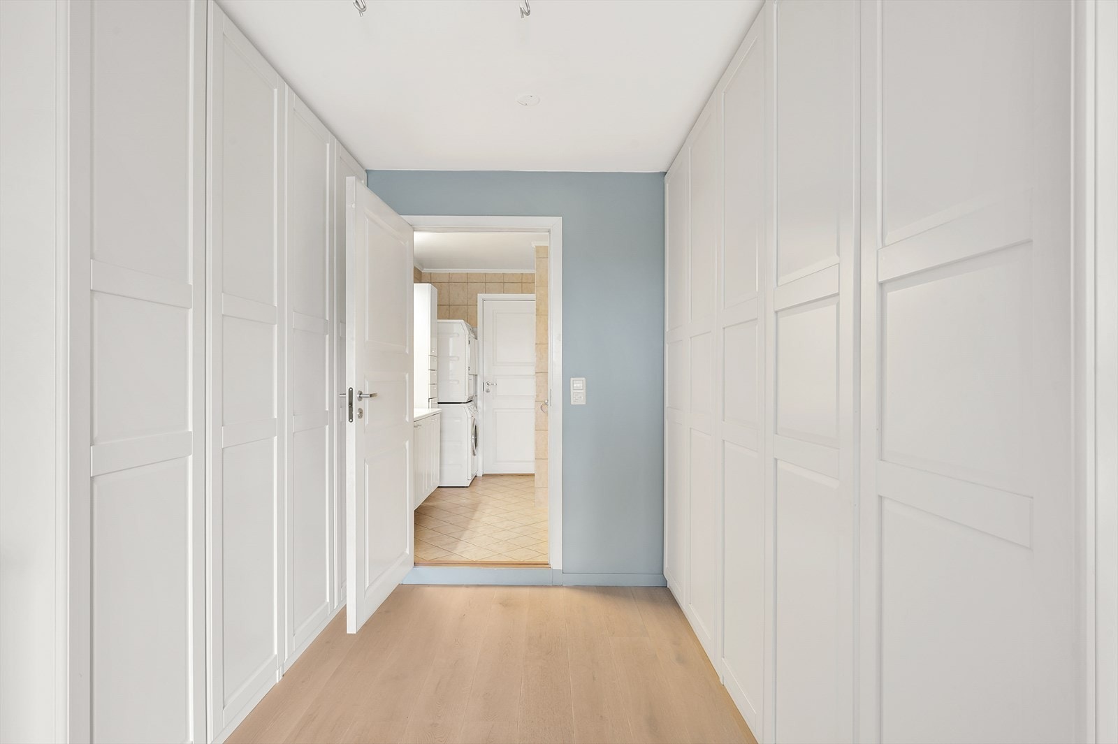 Det er rikelig med garderobeplass til klær og sko. Fra soverommet er det direkte tilgang til badet Galleribilde