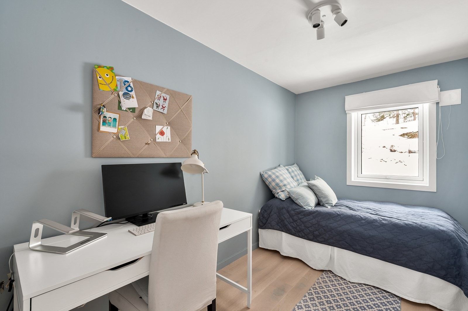 Soverom 2 med plass til dobbeltseng, tilhørende nattbord og skrivebord Galleribilde