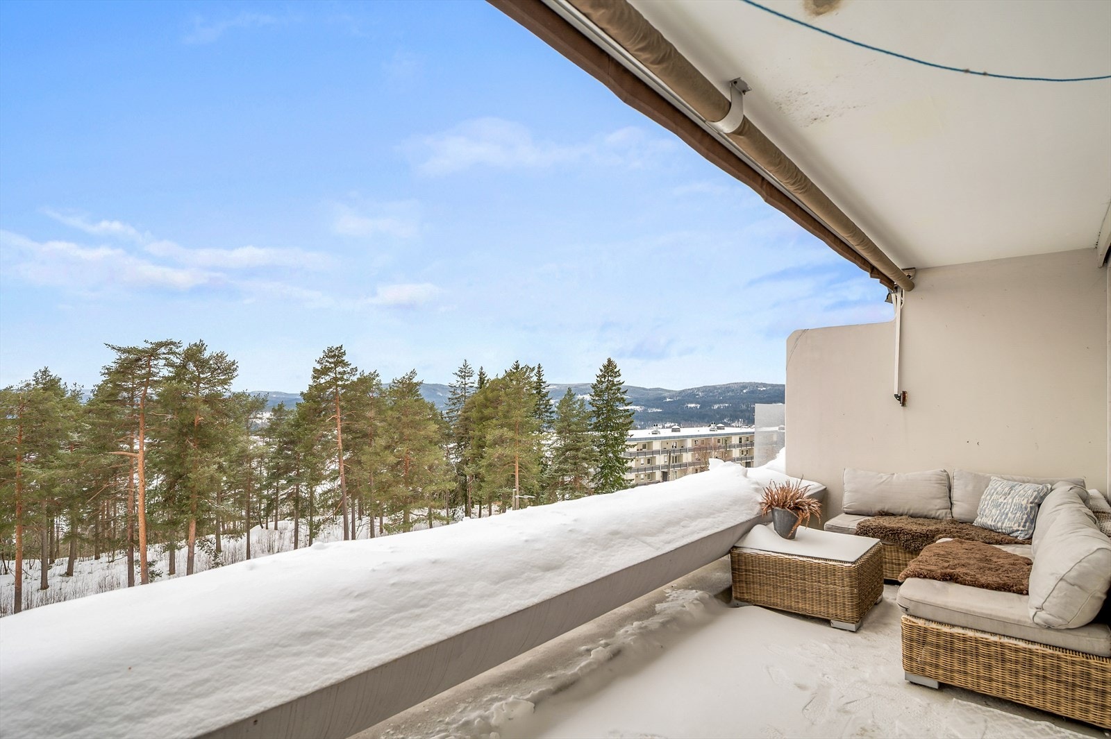 Stor og gjennomgående 4-roms med fin utsikt og gode solforhold Galleribilde