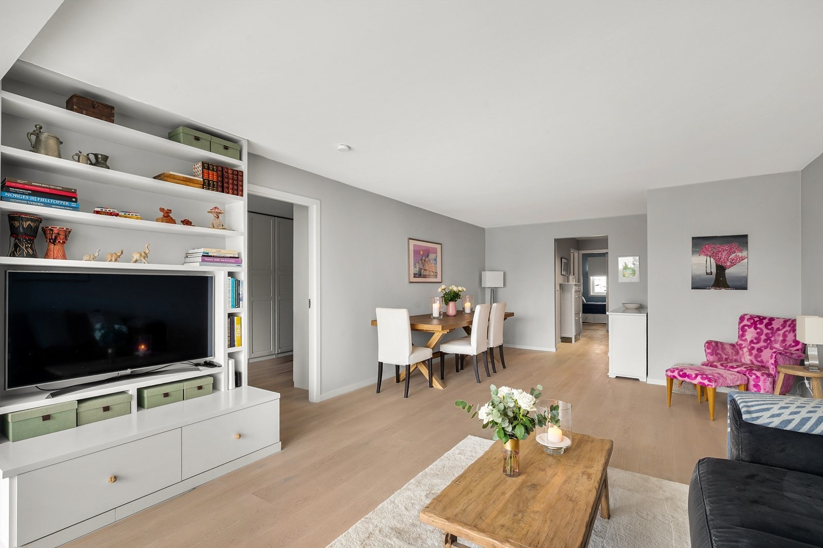 Stuen har 1-stavs eikeparkett på gulv og er malt i tidsriktige farger Galleribilde