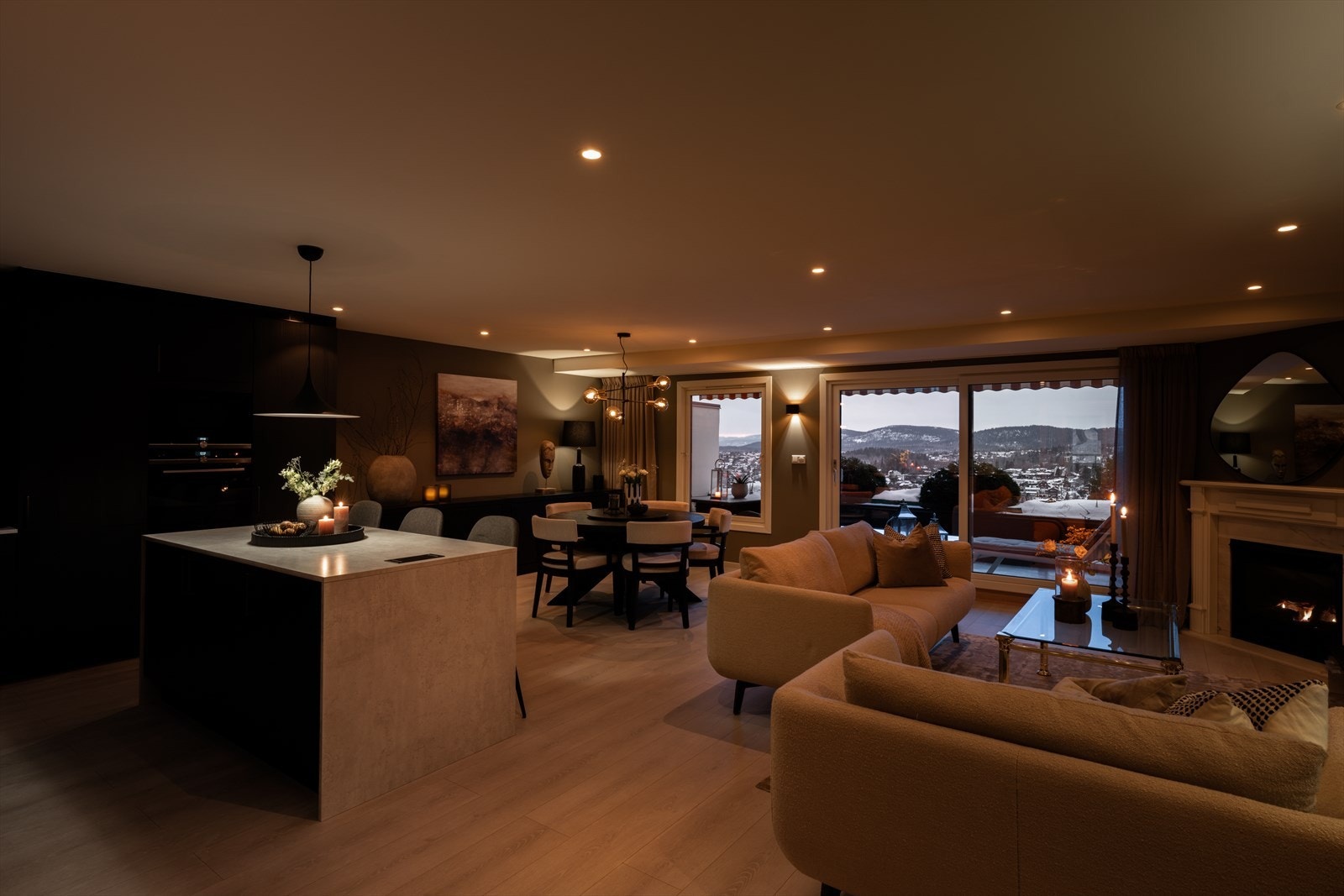 Innfelte downlights i oppholdsrommet gir en jevn og behagelig belysning. Store vinduer med 3-lags glass fra 2017 slipper inn rikelig med lys. Galleribilde