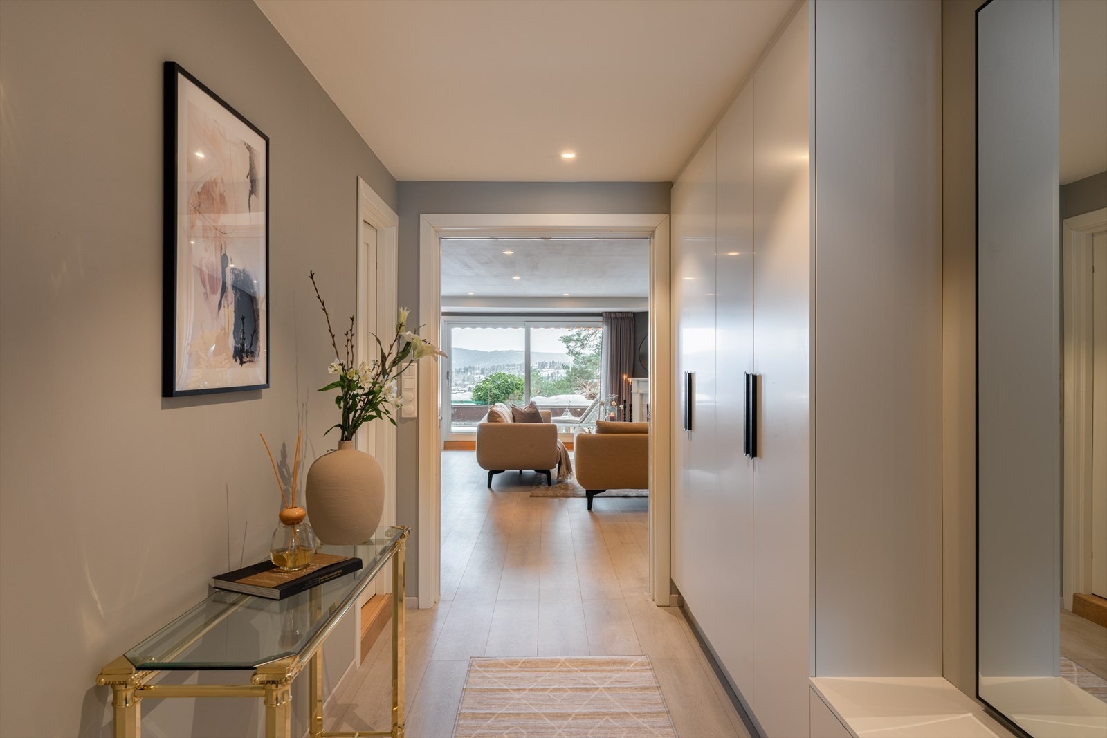 Rommet er åpent med en romslig løsning, og har god plass til oppbevaringsløsninger for både sko og yttertøy. Galleribilde